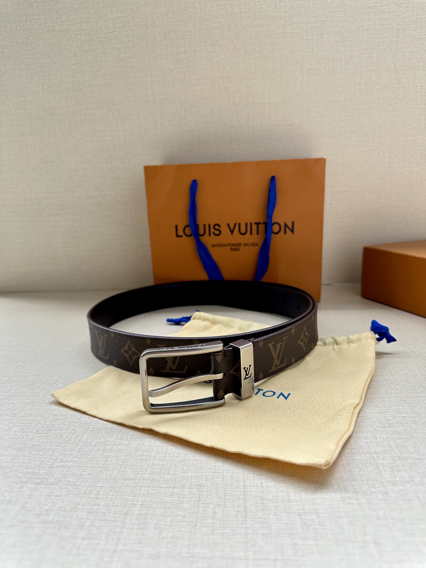  3.4宽 Saint Germain 腰带为 Monogram EcliPse 帆布搭配金属圈，将融入
