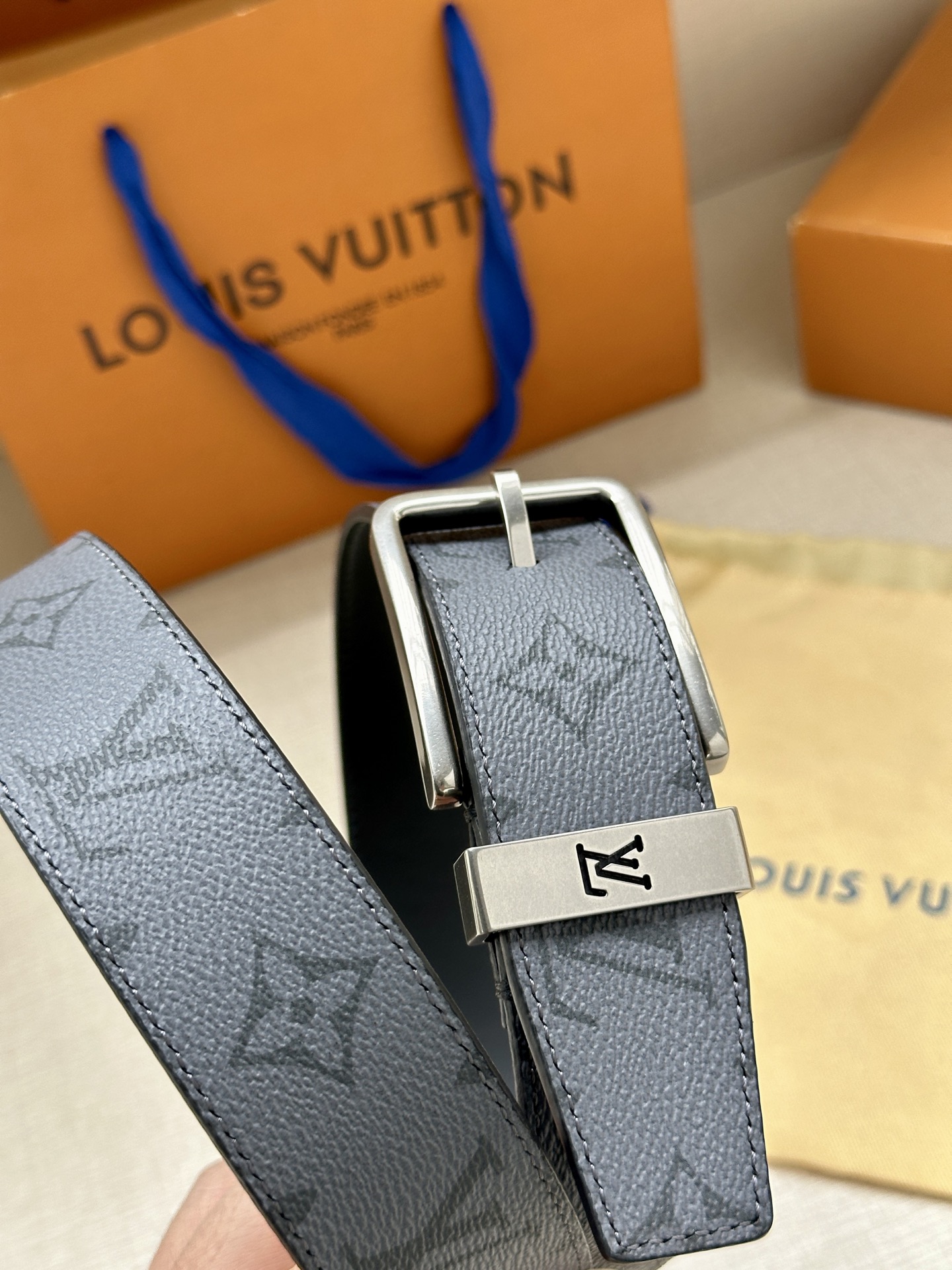  3.4宽 Saint Germain 腰带为 Monogram EcliPse 帆布搭配金属圈，将融入