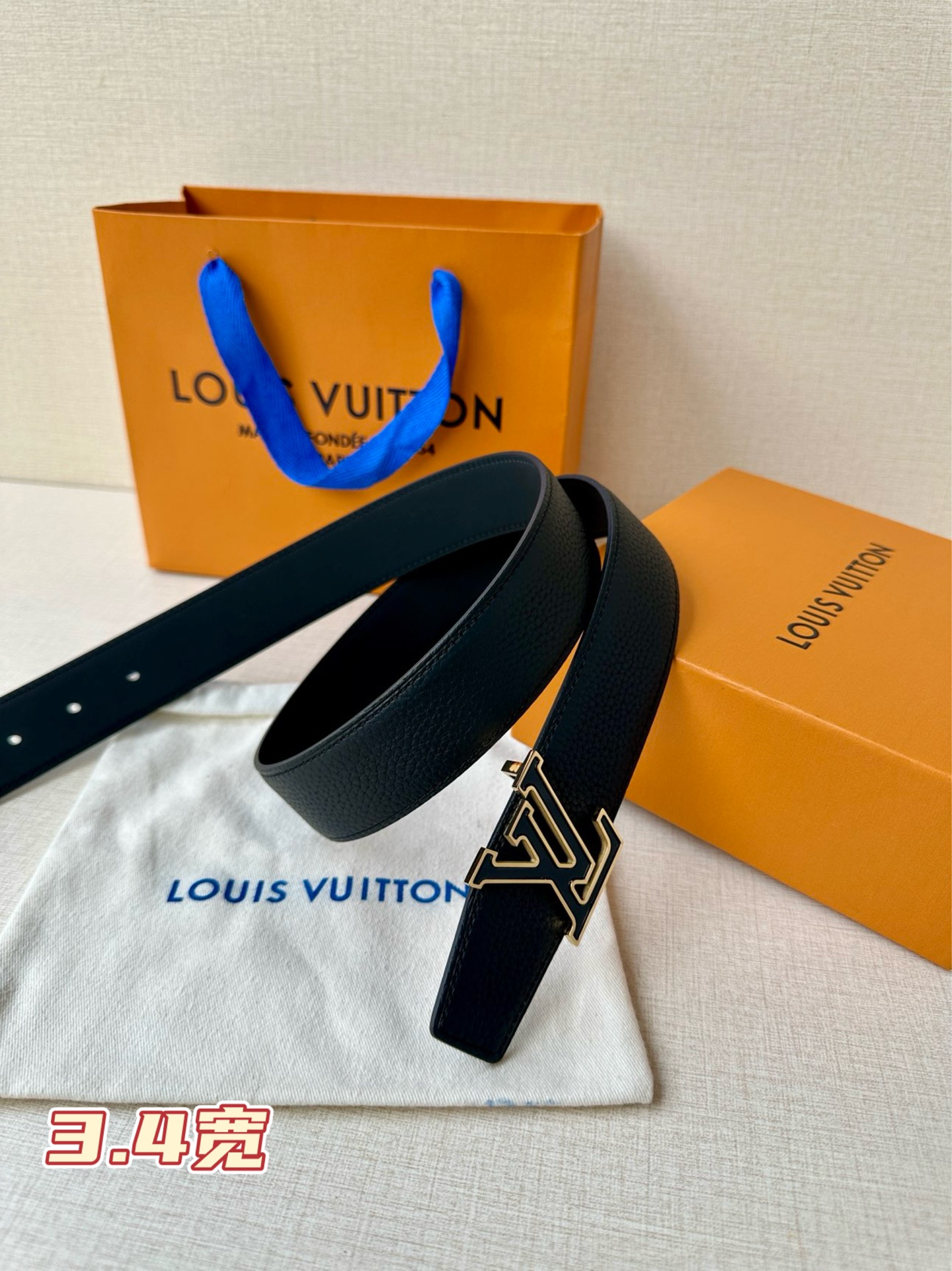  LV Heritage 双面腰带3.4宽 选取粒面皮革和纳帕皮革，新款 LV 搭扣。微弧形边缘和摩登形