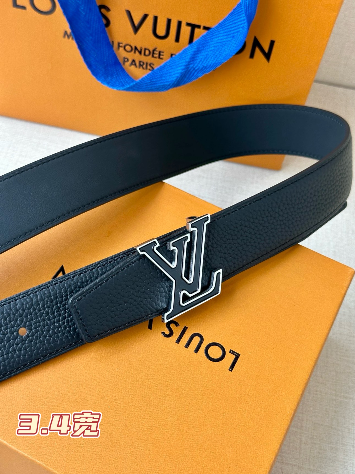  LV Heritage 双面腰带3.4宽 选取粒面皮革和纳帕皮革，新款 LV 搭扣。微弧形边缘和摩登形