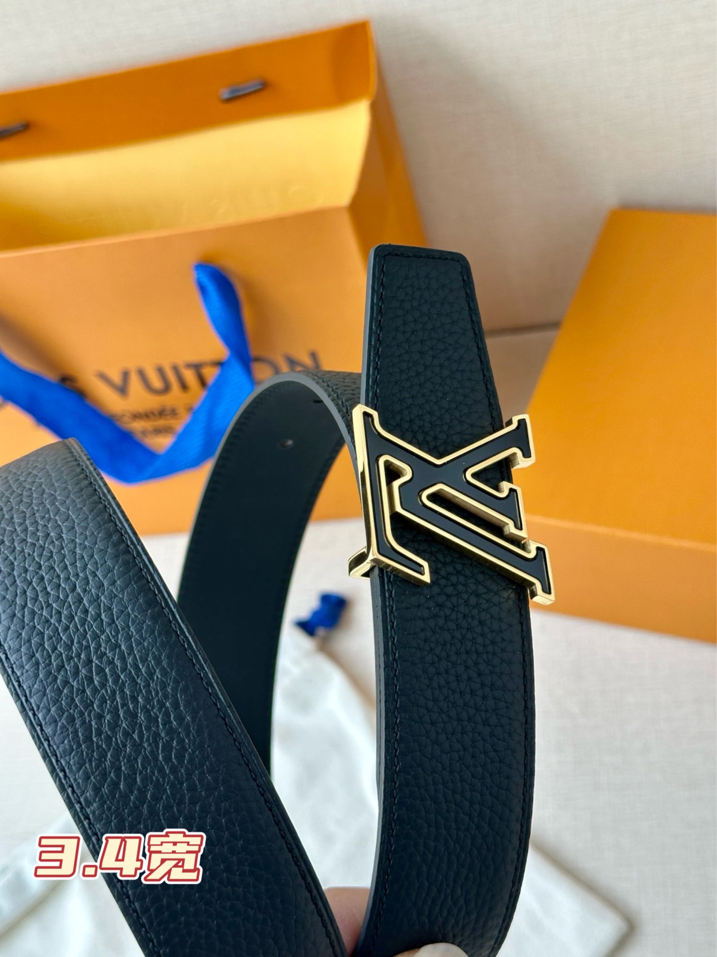  LV Heritage 双面腰带3.4宽 选取粒面皮革和纳帕皮革，新款 LV 搭扣。微弧形边缘和摩登形
