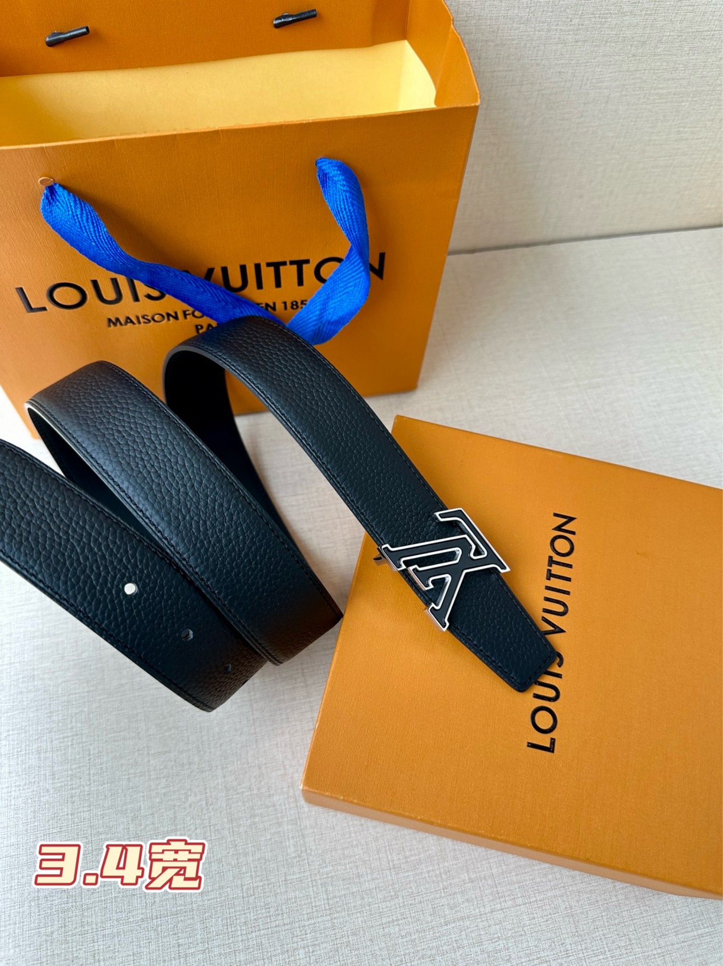  LV Heritage 双面腰带3.4宽 选取粒面皮革和纳帕皮革，新款 LV 搭扣。微弧形边缘和摩登形