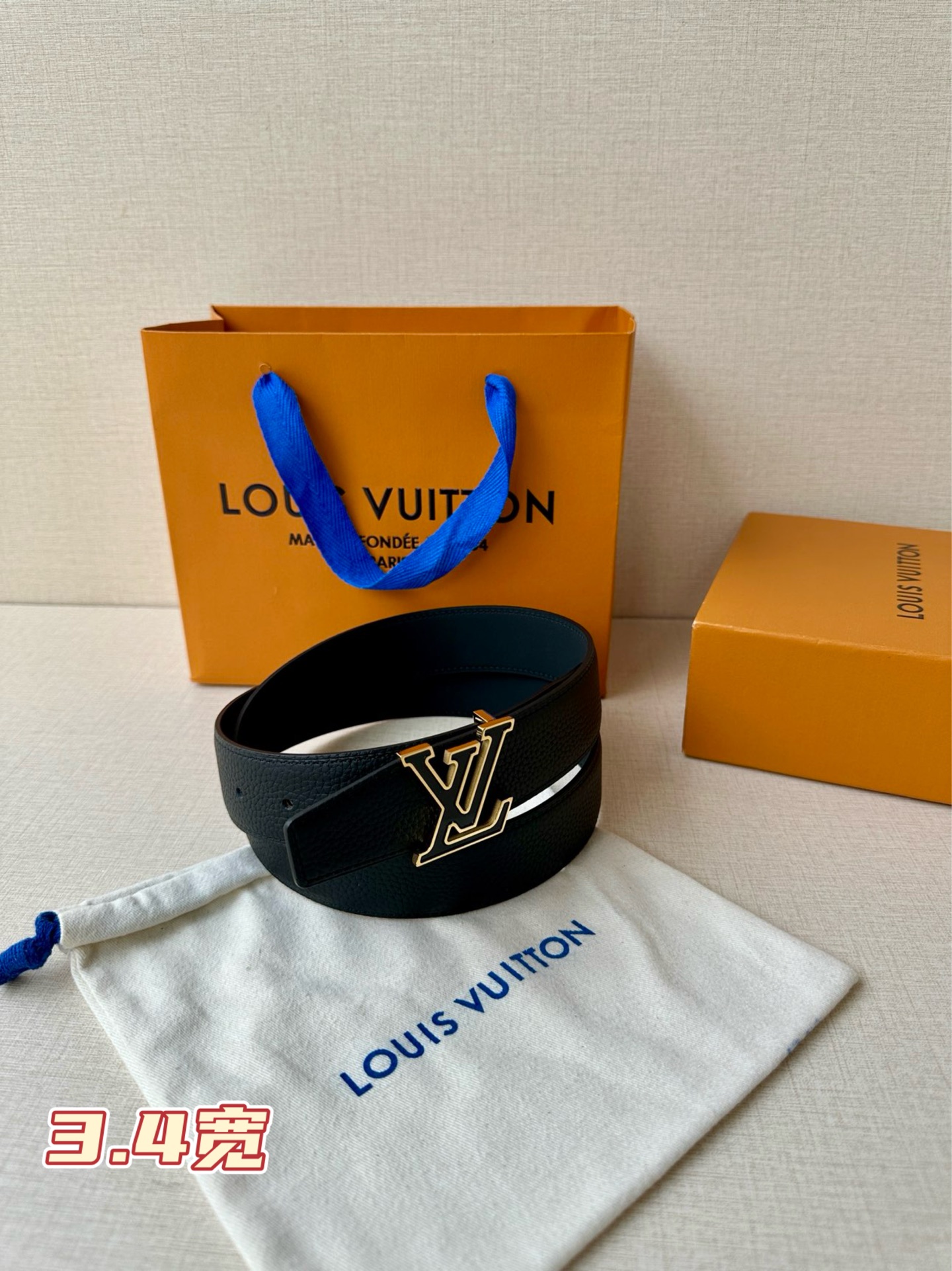  LV Heritage 双面腰带3.4宽 选取粒面皮革和纳帕皮革，新款 LV 搭扣。微弧形边缘和摩登形