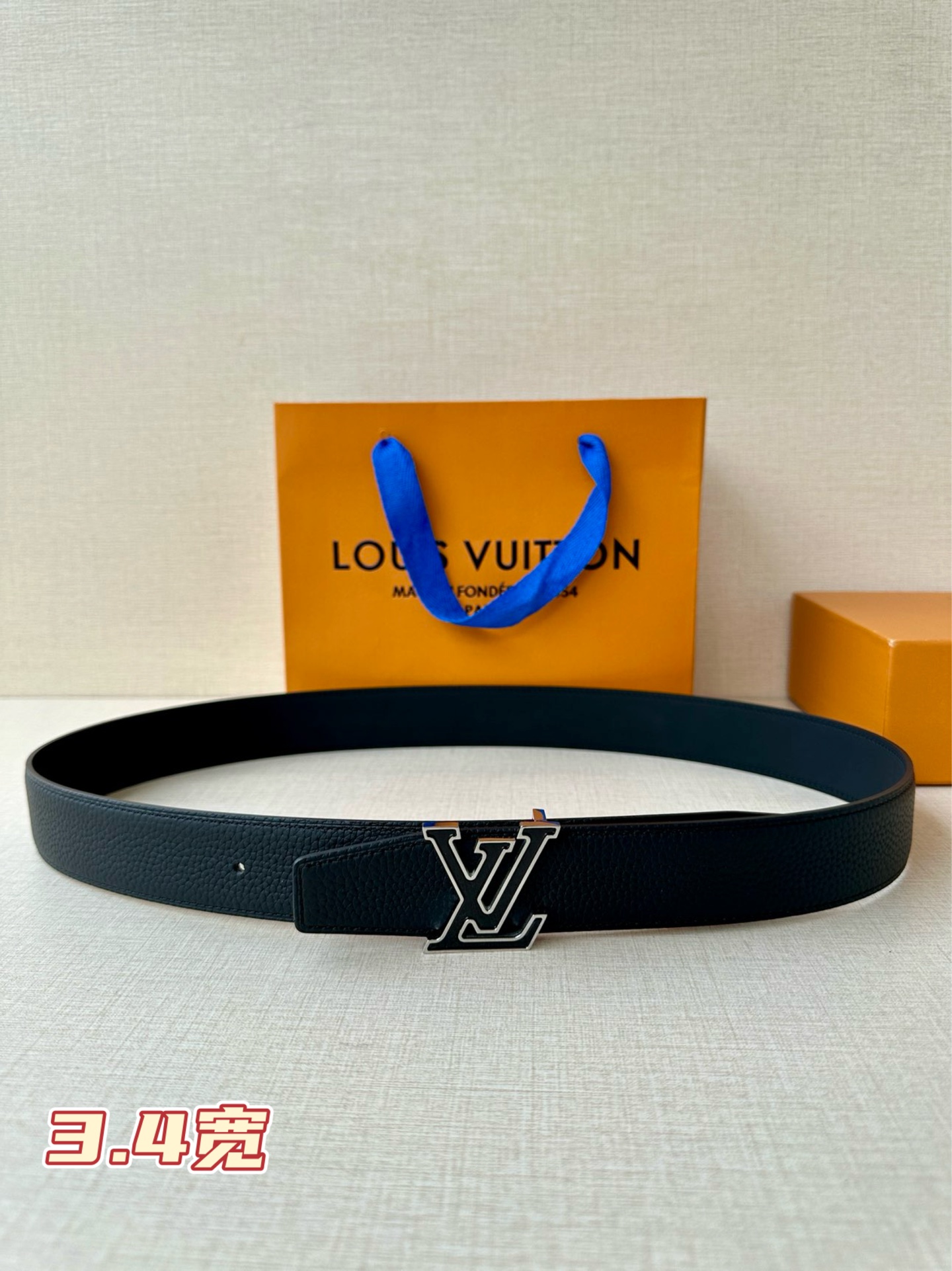  LV Heritage 双面腰带3.4宽 选取粒面皮革和纳帕皮革，新款 LV 搭扣。微弧形边缘和摩登形