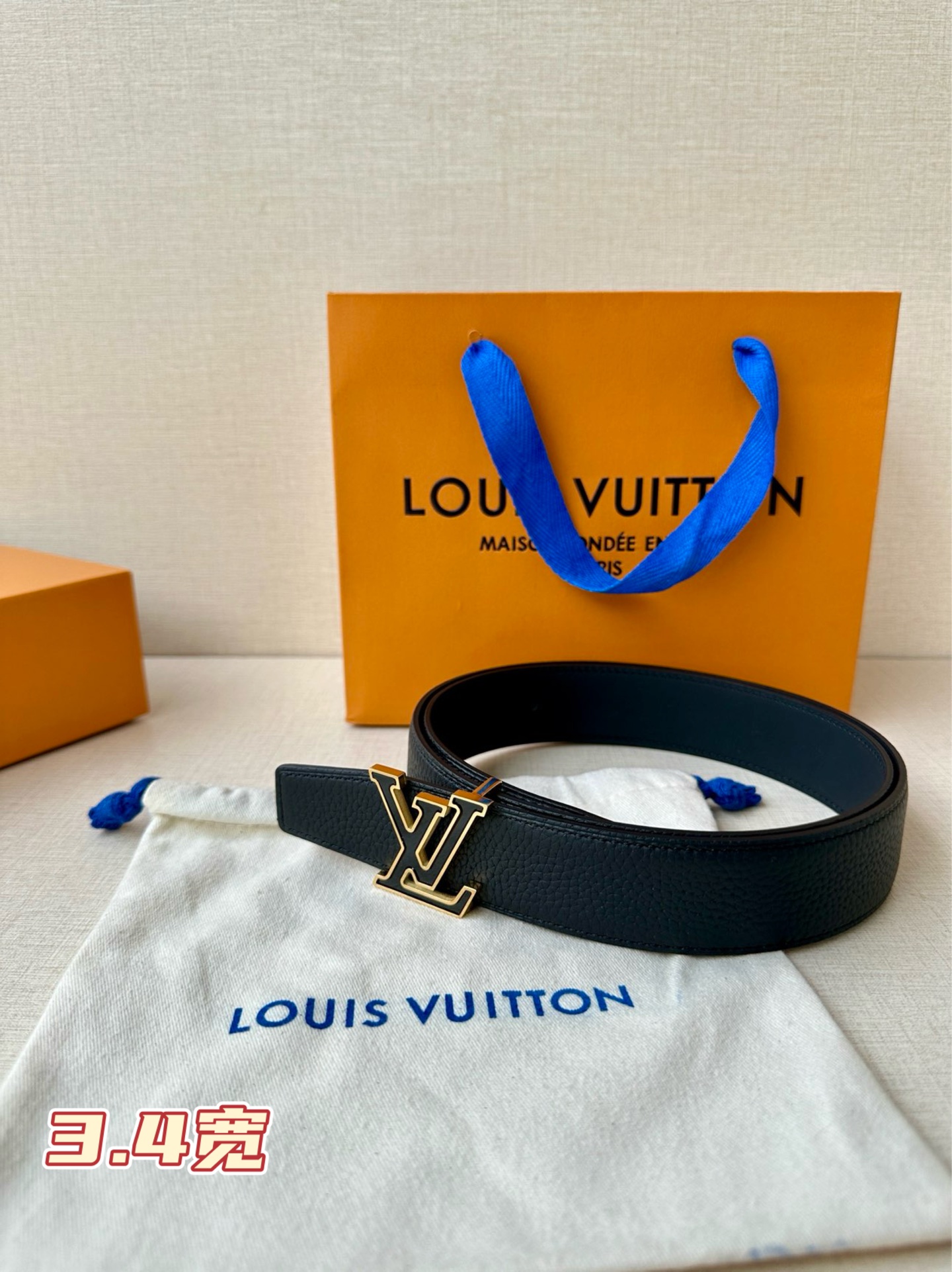  LV Heritage 双面腰带3.4宽 选取粒面皮革和纳帕皮革，新款 LV 搭扣。微弧形边缘和摩登形