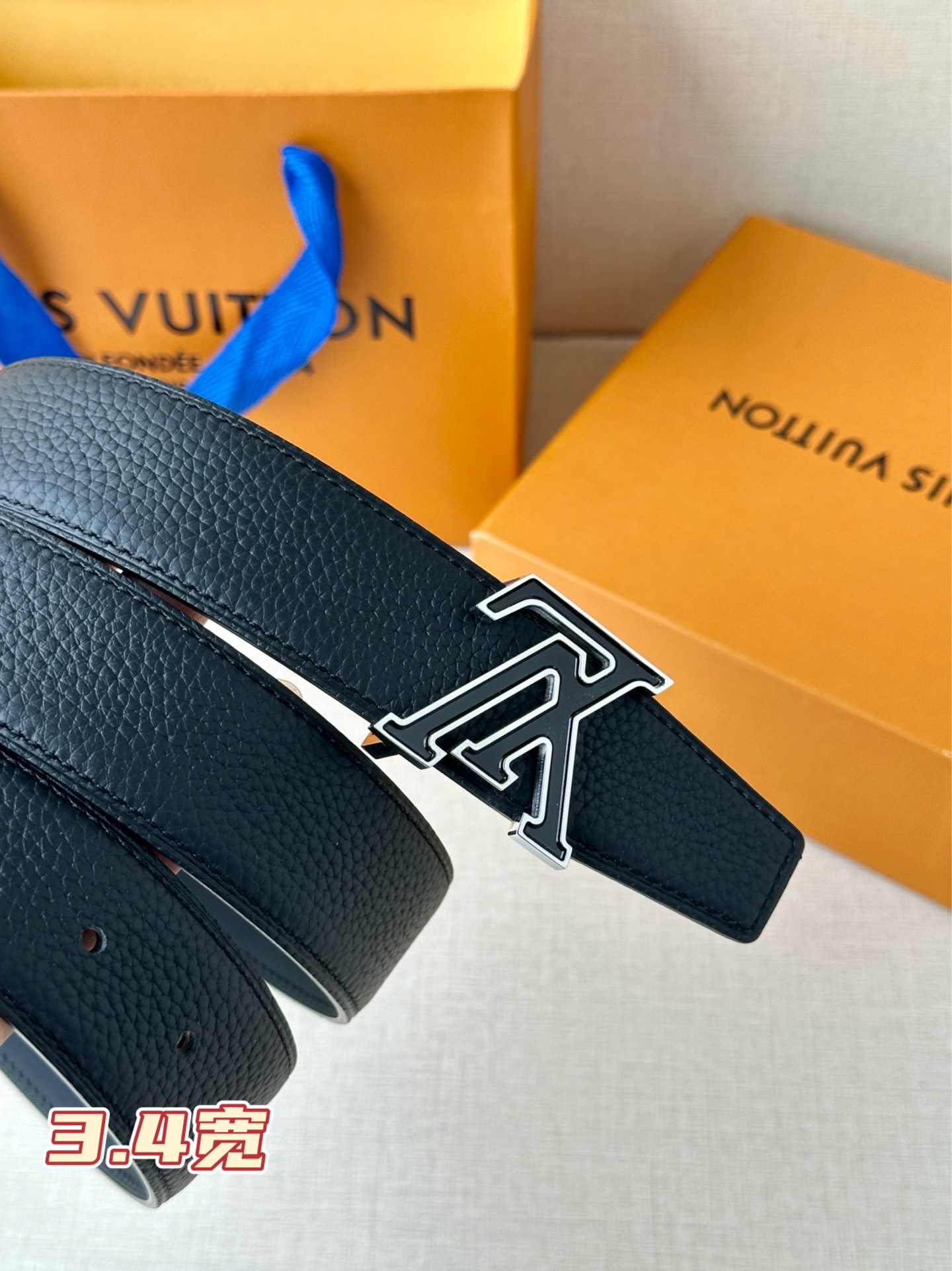  LV Heritage 双面腰带3.4宽 选取粒面皮革和纳帕皮革，新款 LV 搭扣。微弧形边缘和摩登形