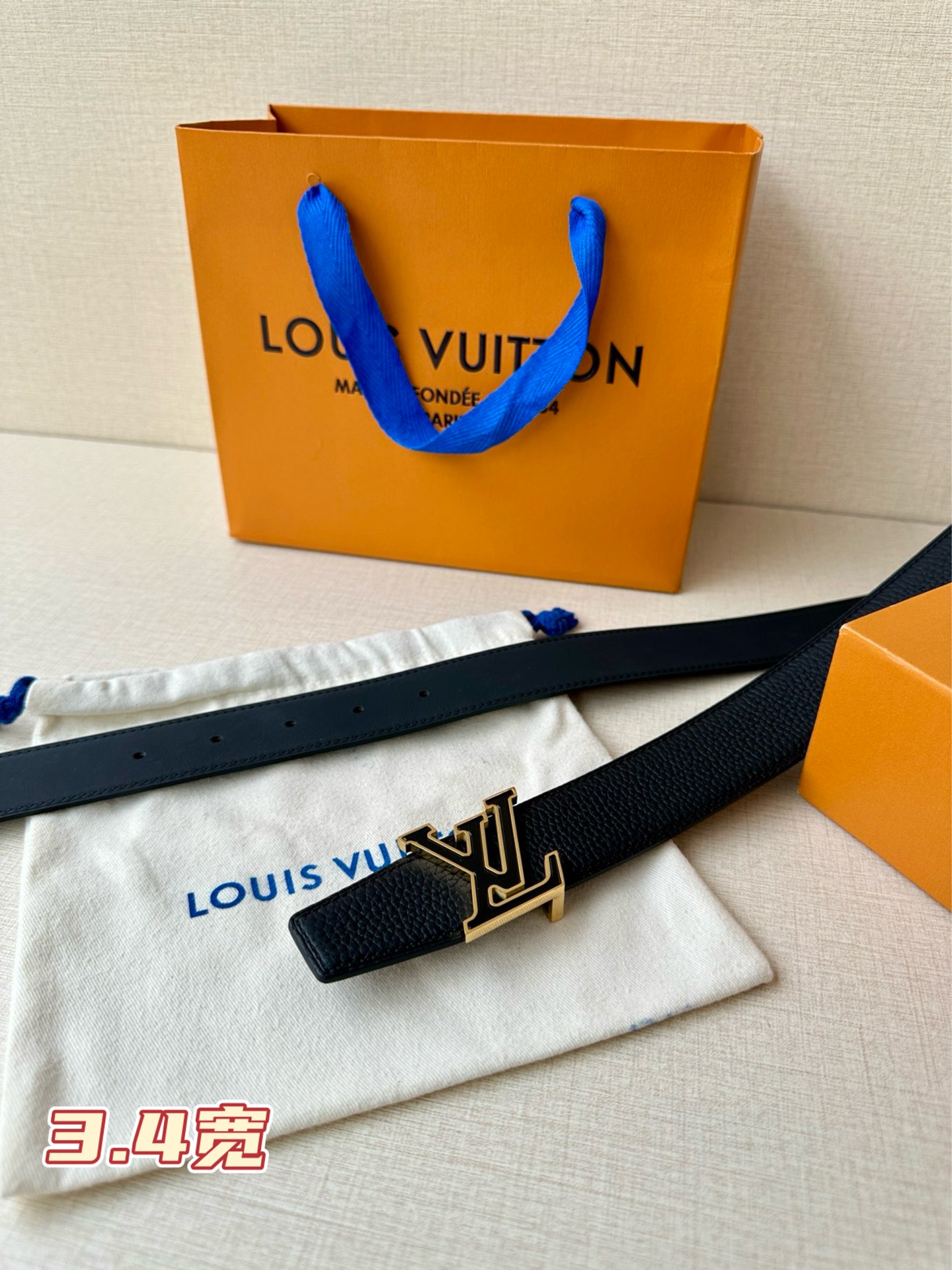  LV Heritage 双面腰带3.4宽 选取粒面皮革和纳帕皮革，新款 LV 搭扣。微弧形边缘和摩登形