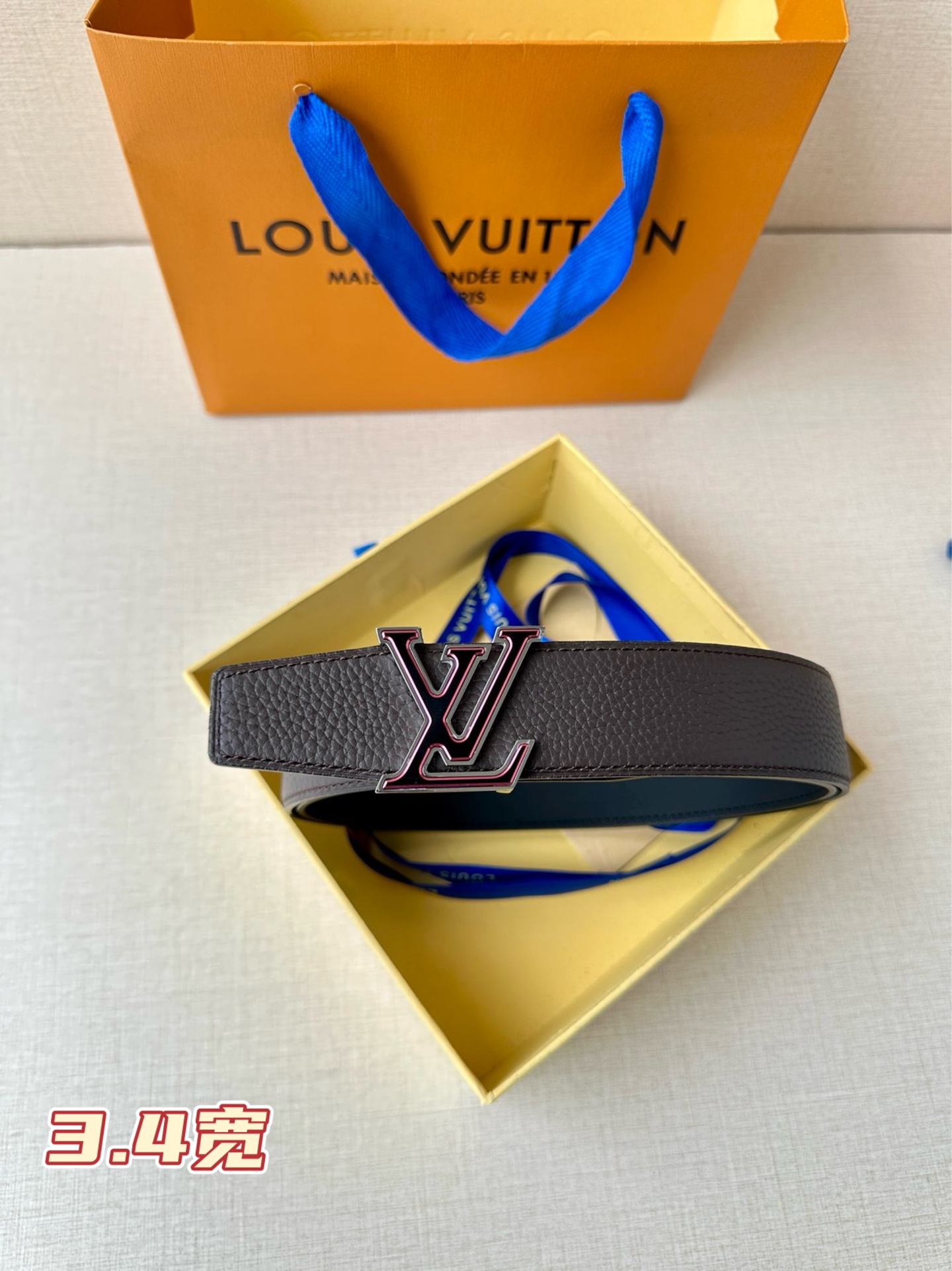  LV Heritage 双面腰带3.4宽 选取粒面皮革和纳帕皮革，新款 LV 搭扣。微弧形边缘和摩登形