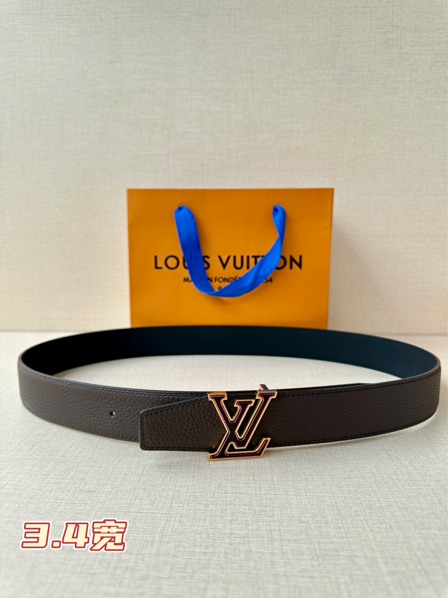  LV Heritage 双面腰带3.4宽 选取粒面皮革和纳帕皮革，新款 LV 搭扣。微弧形边缘和摩登形
