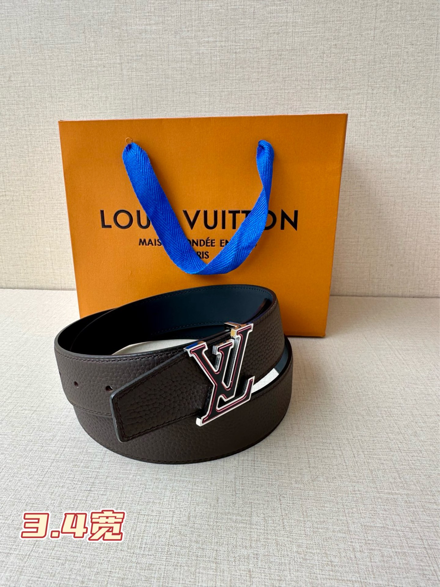  LV Heritage 双面腰带3.4宽 选取粒面皮革和纳帕皮革，新款 LV 搭扣。微弧形边缘和摩登形