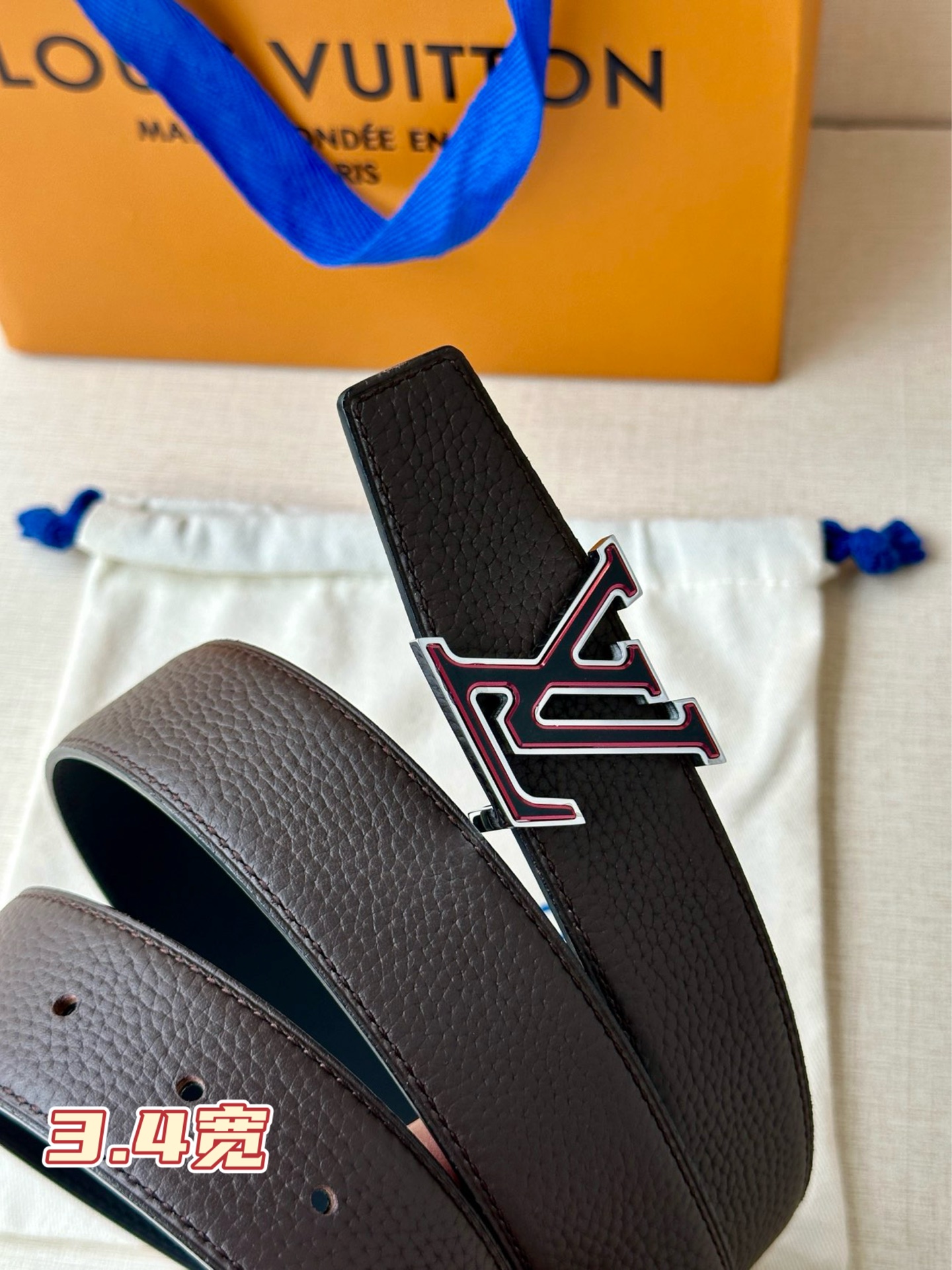 LV Heritage 双面腰带3.4宽 选取粒面皮革和纳帕皮革，新款 LV 搭扣。微弧形边缘和摩登形