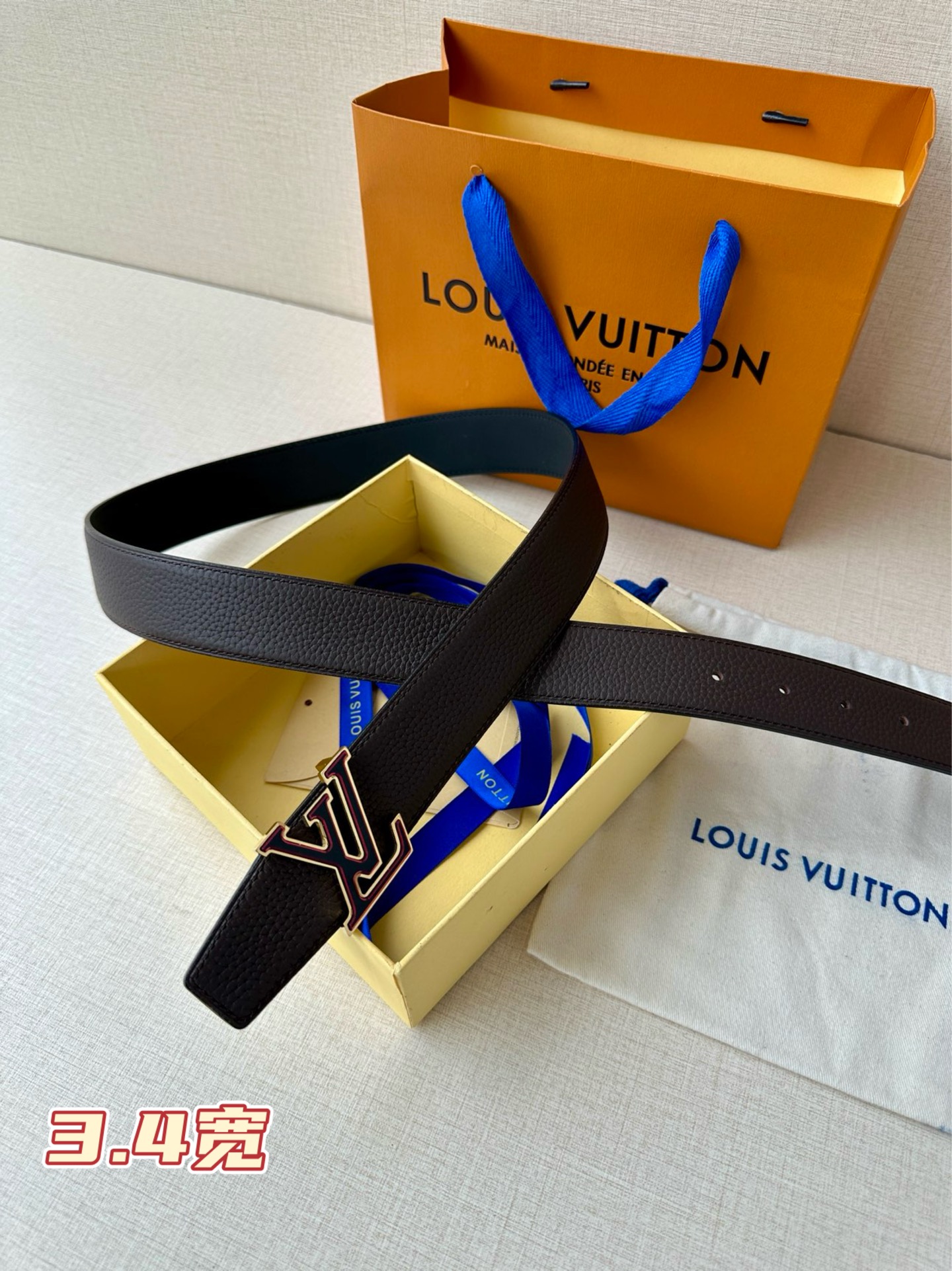  LV Heritage 双面腰带3.4宽 选取粒面皮革和纳帕皮革，新款 LV 搭扣。微弧形边缘和摩登形