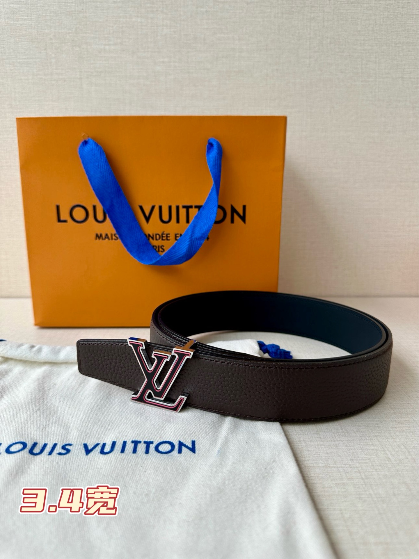  LV Heritage 双面腰带3.4宽 选取粒面皮革和纳帕皮革，新款 LV 搭扣。微弧形边缘和摩登形