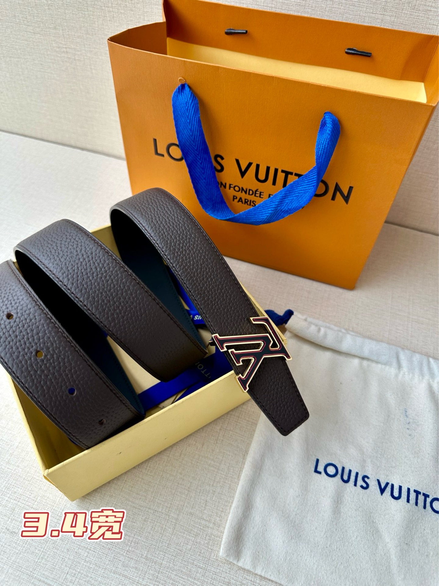  LV Heritage 双面腰带3.4宽 选取粒面皮革和纳帕皮革，新款 LV 搭扣。微弧形边缘和摩登形