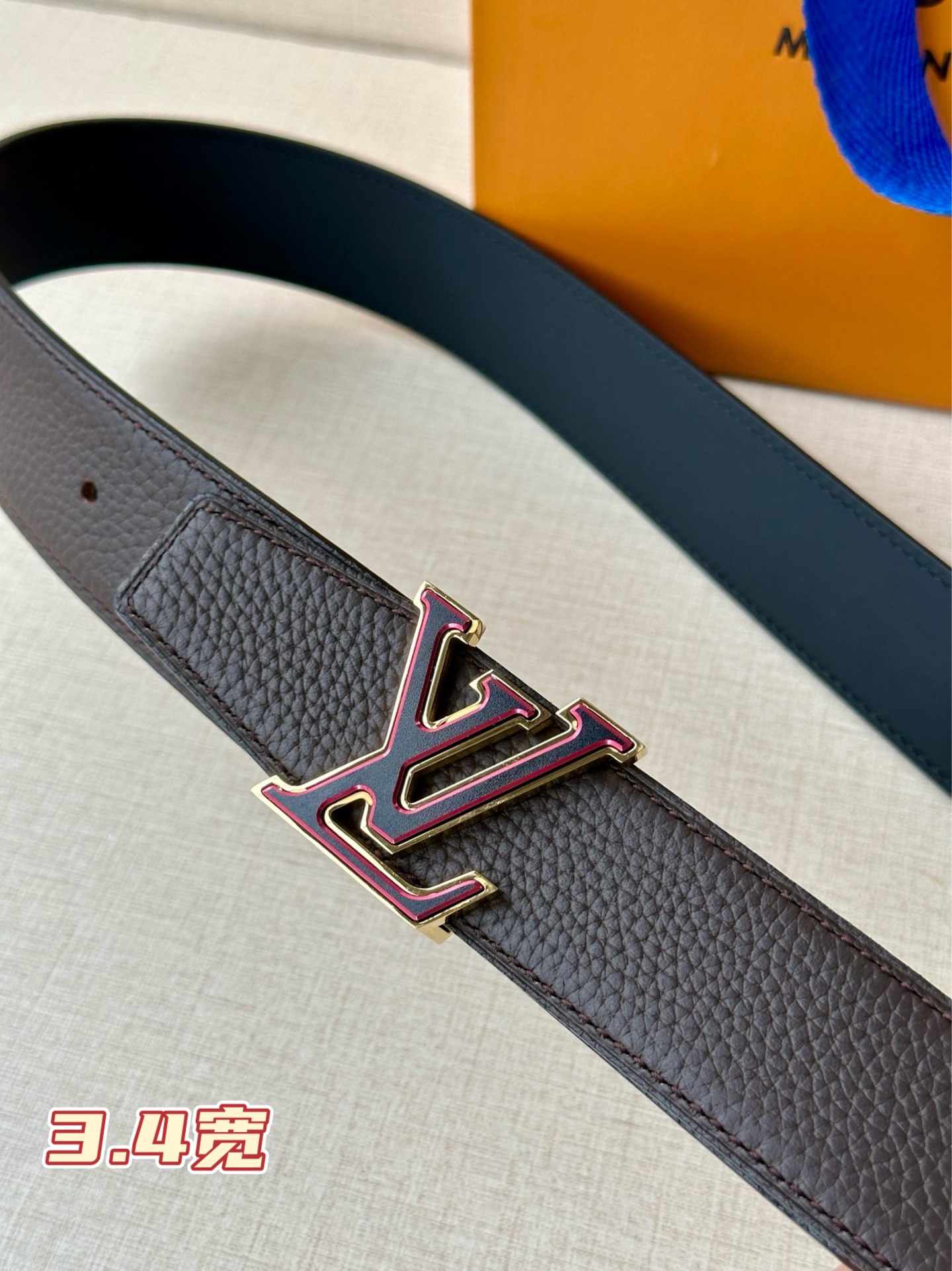  LV Heritage 双面腰带3.4宽 选取粒面皮革和纳帕皮革，新款 LV 搭扣。微弧形边缘和摩登形