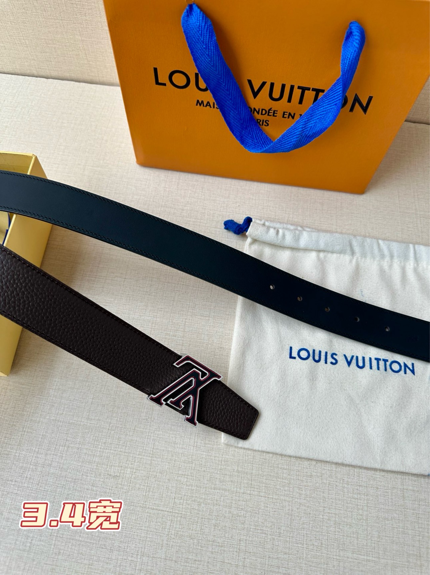  LV Heritage 双面腰带3.4宽 选取粒面皮革和纳帕皮革，新款 LV 搭扣。微弧形边缘和摩登形