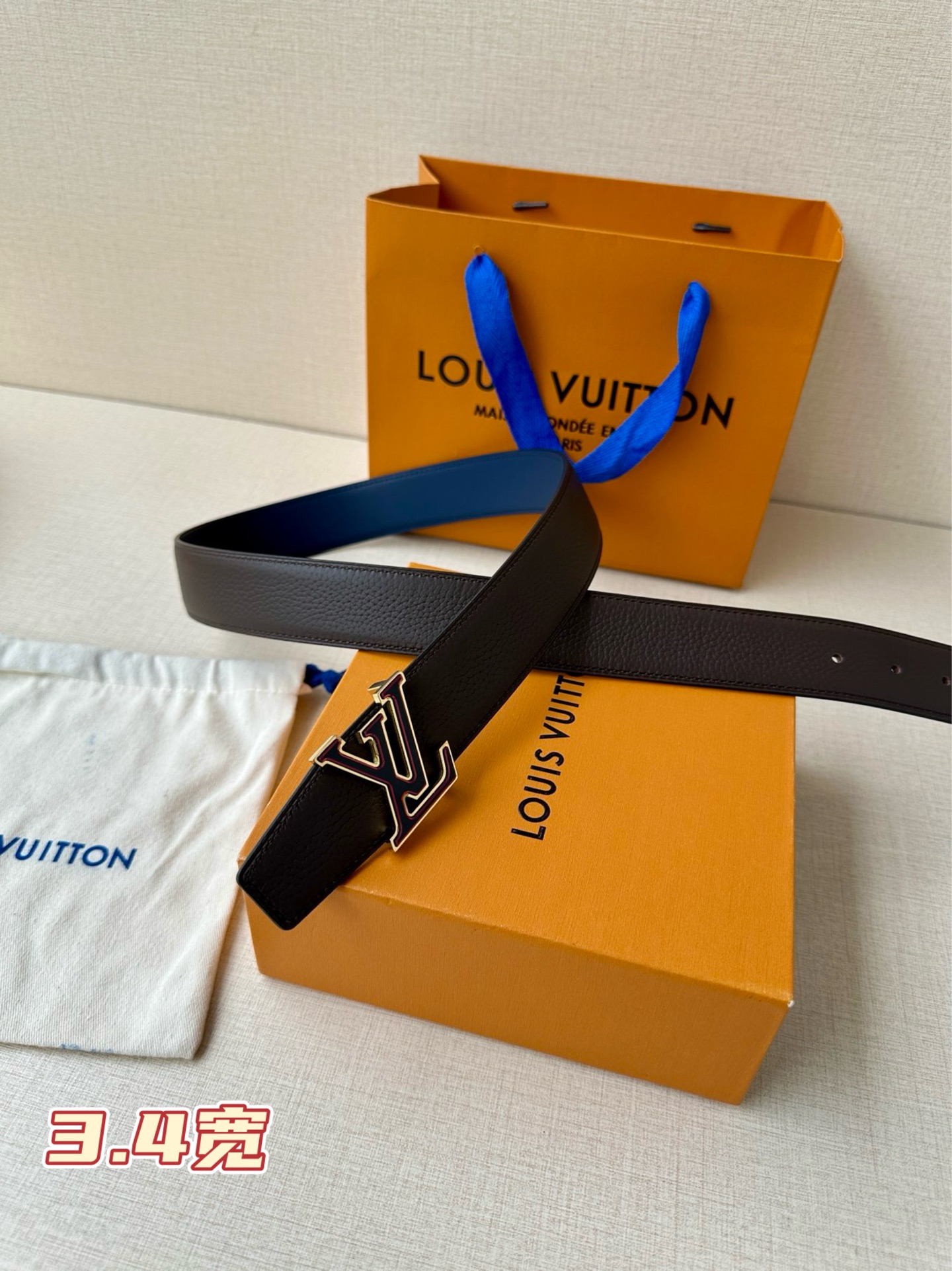  LV Heritage 双面腰带3.4宽 选取粒面皮革和纳帕皮革，新款 LV 搭扣。微弧形边缘和摩登形