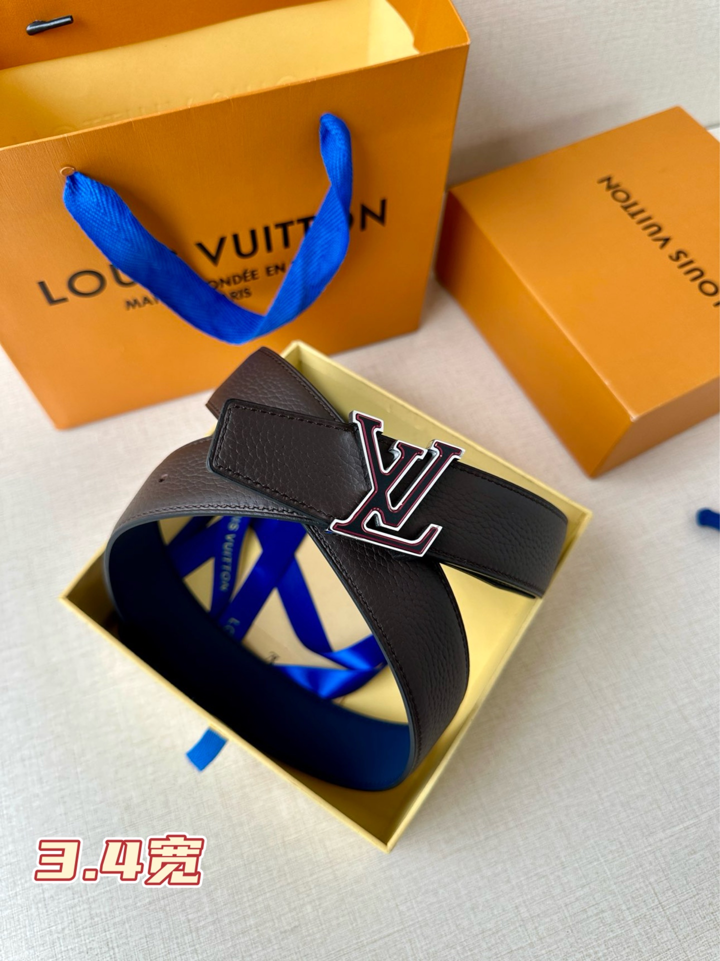  LV Heritage 双面腰带3.4宽 选取粒面皮革和纳帕皮革，新款 LV 搭扣。微弧形边缘和摩登形