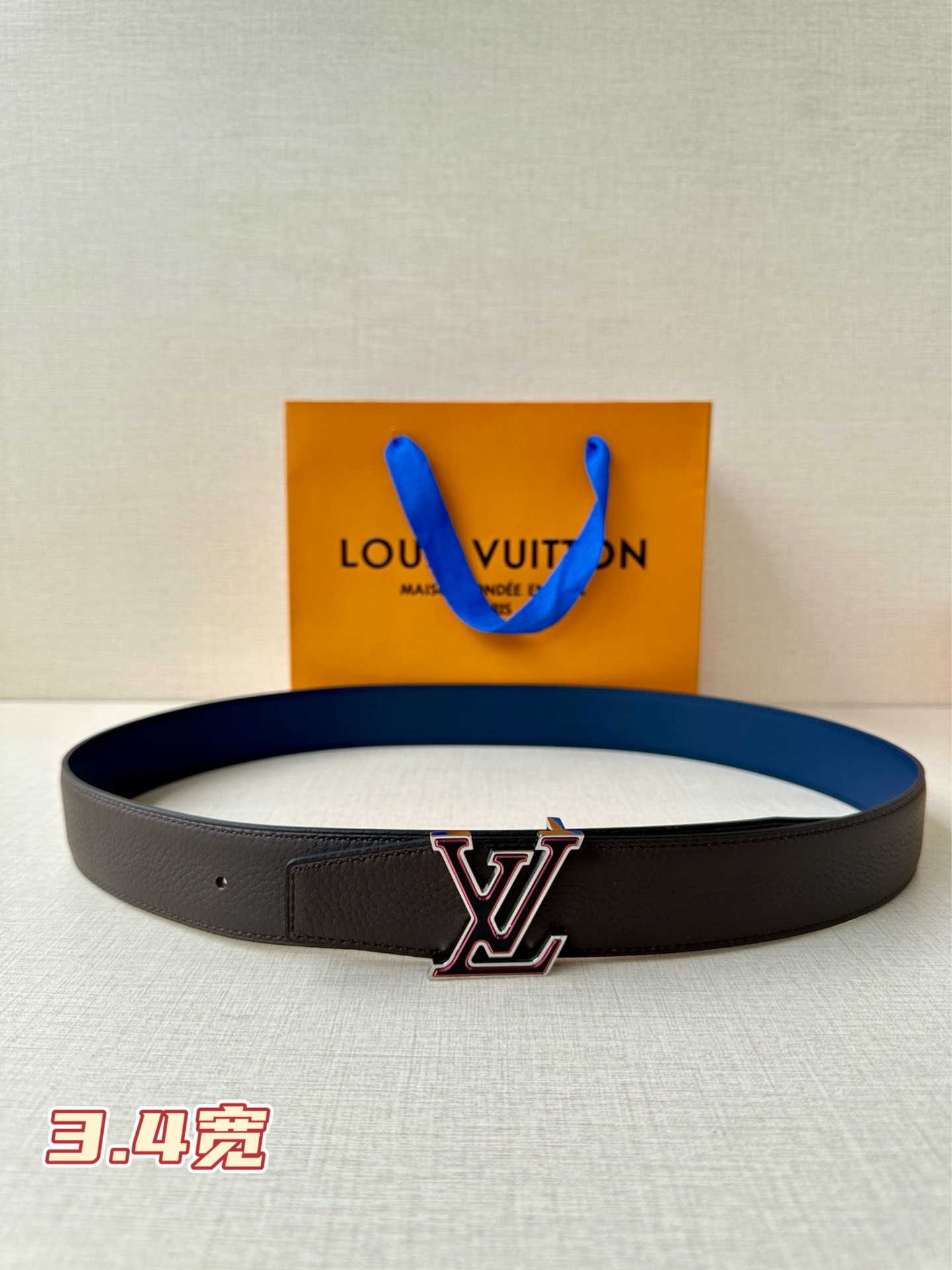  LV Heritage 双面腰带3.4宽 选取粒面皮革和纳帕皮革，新款 LV 搭扣。微弧形边缘和摩登形