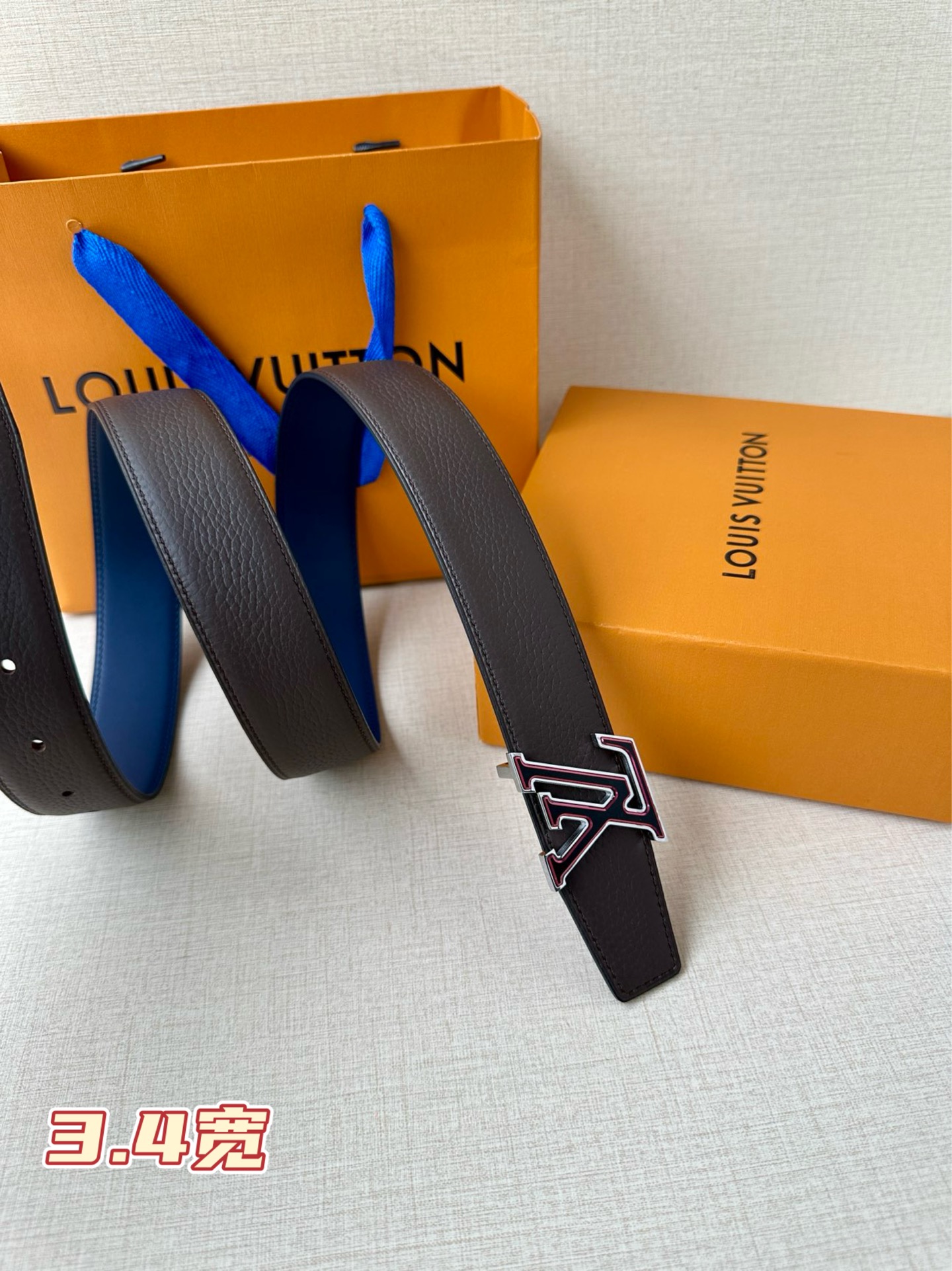  LV Heritage 双面腰带3.4宽 选取粒面皮革和纳帕皮革，新款 LV 搭扣。微弧形边缘和摩登形