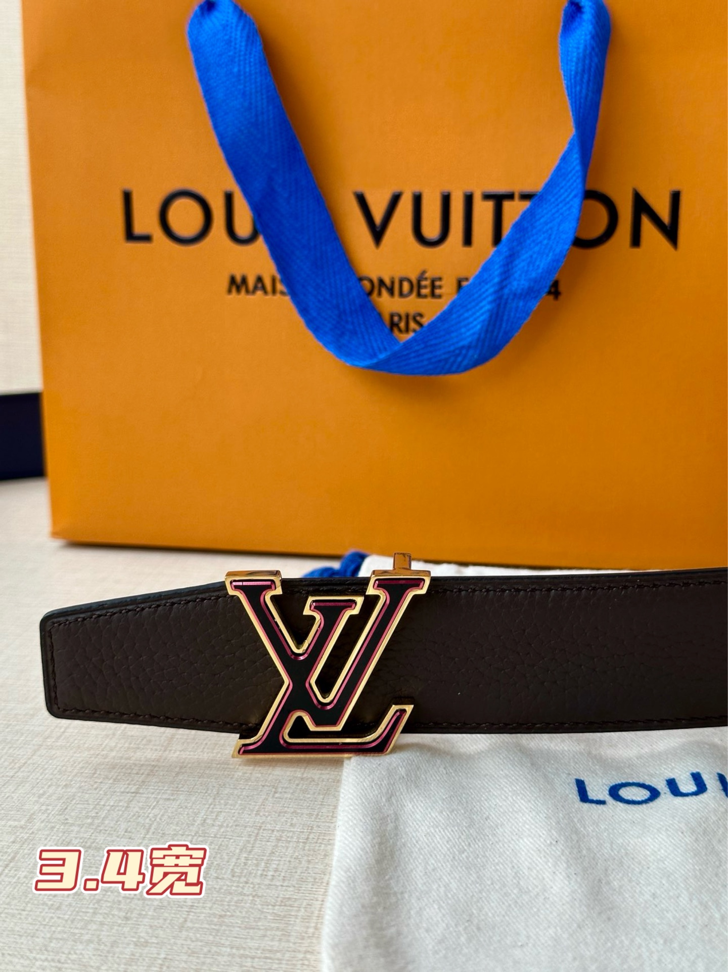 LV Heritage 双面腰带3.4宽 选取粒面皮革和纳帕皮革，新款 LV 搭扣。微弧形边缘和摩登形