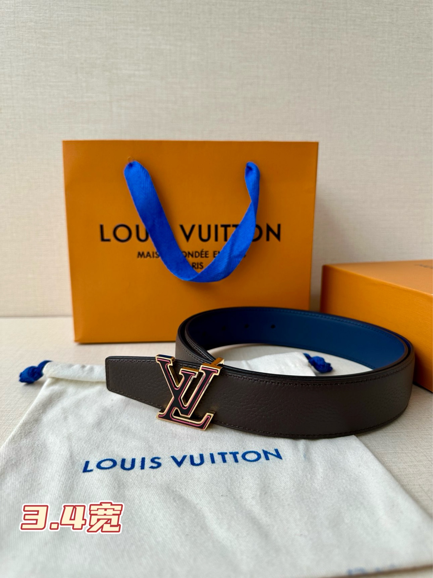  LV Heritage 双面腰带3.4宽 选取粒面皮革和纳帕皮革，新款 LV 搭扣。微弧形边缘和摩登形