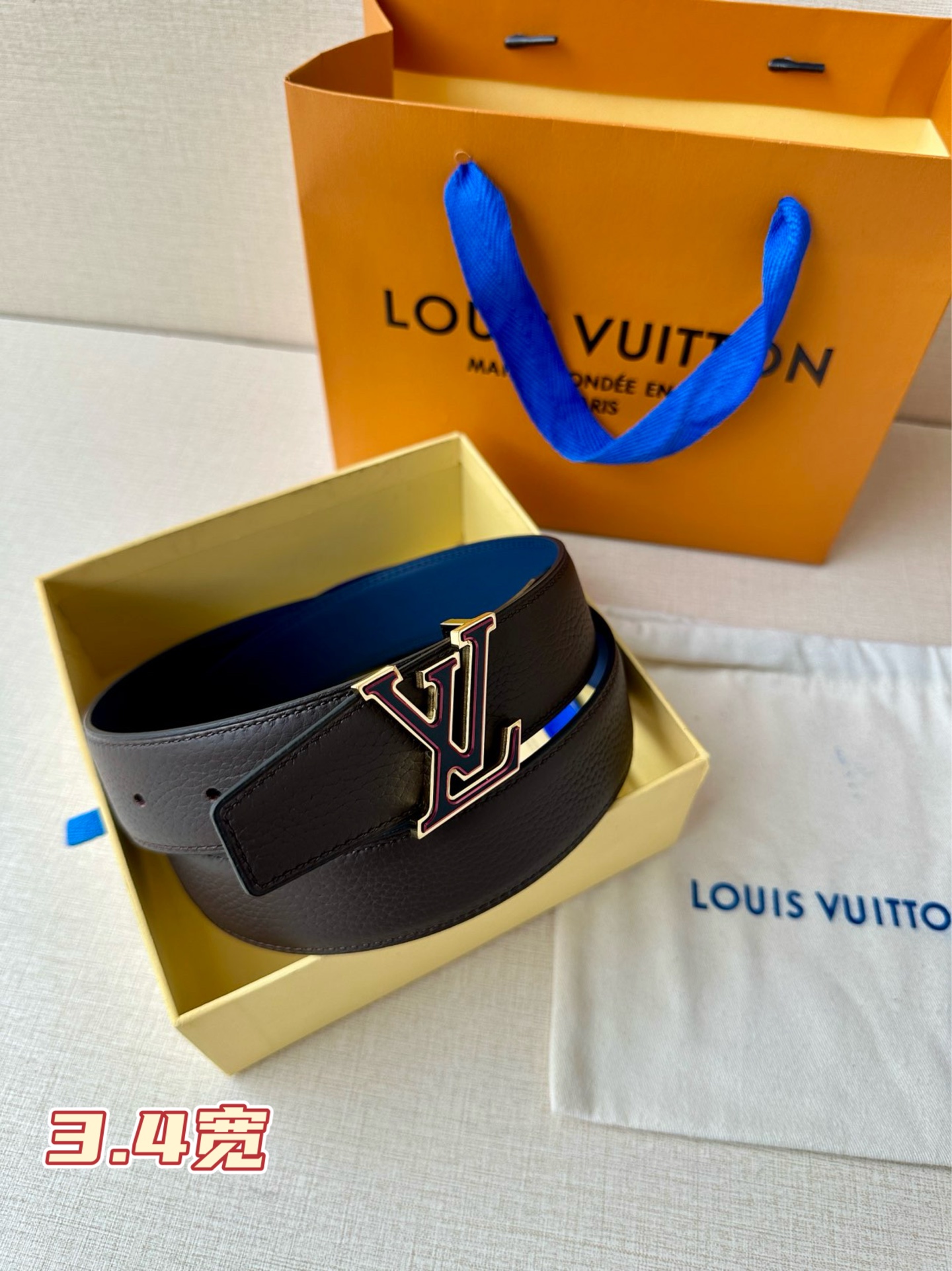  LV Heritage 双面腰带3.4宽 选取粒面皮革和纳帕皮革，新款 LV 搭扣。微弧形边缘和摩登形