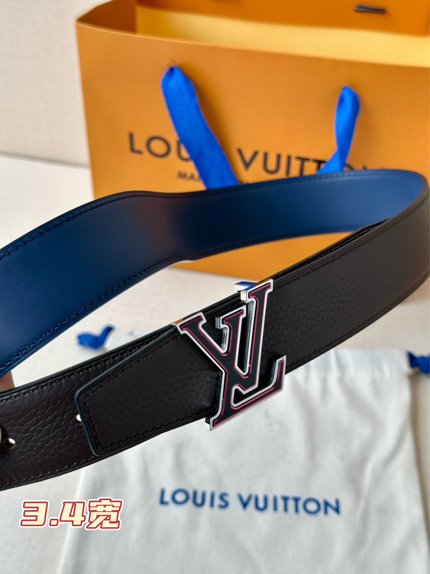  LV Heritage 双面腰带3.4宽 选取粒面皮革和纳帕皮革，新款 LV 搭扣。微弧形边缘和摩登形