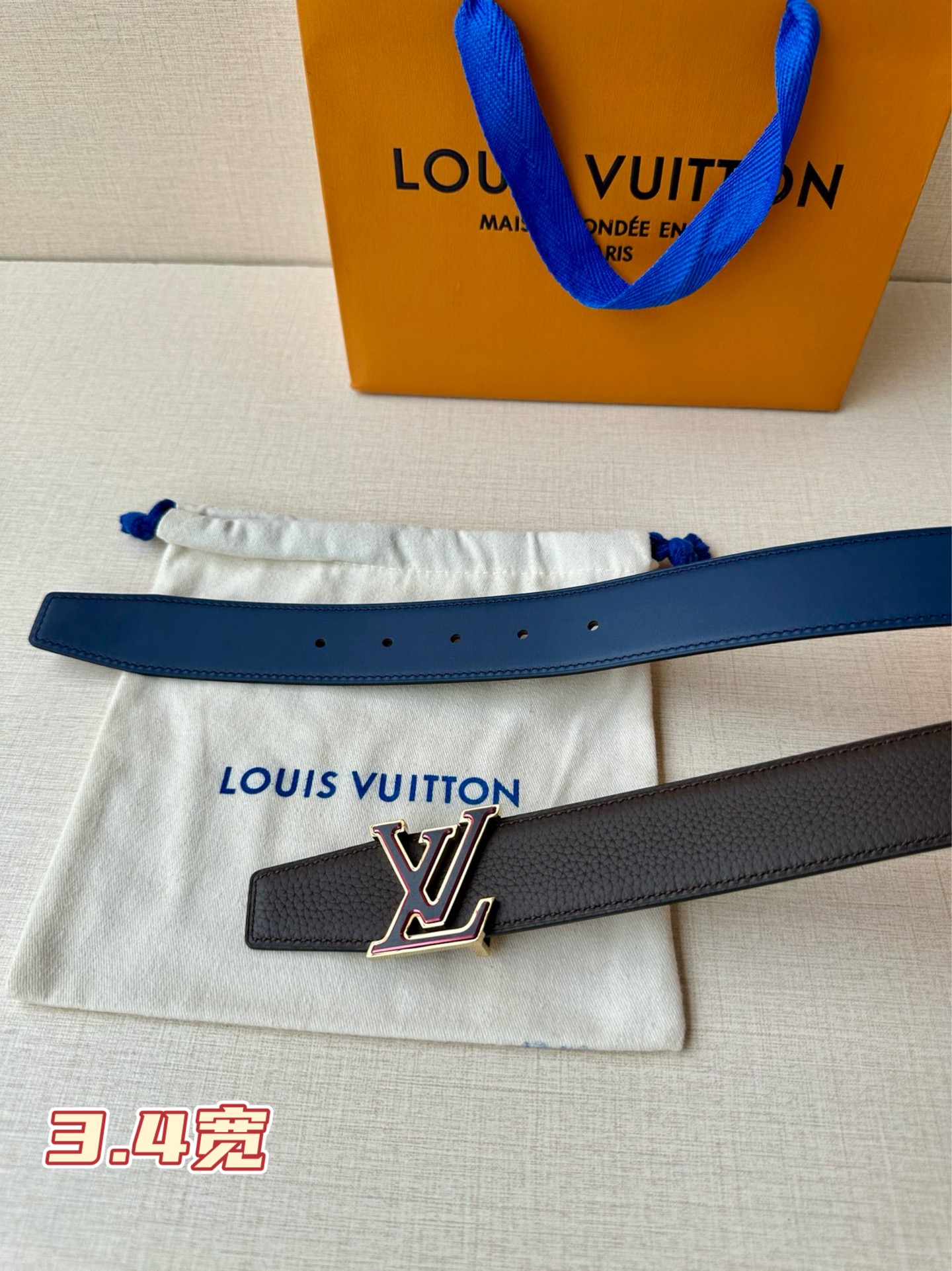  LV Heritage 双面腰带3.4宽 选取粒面皮革和纳帕皮革，新款 LV 搭扣。微弧形边缘和摩登形