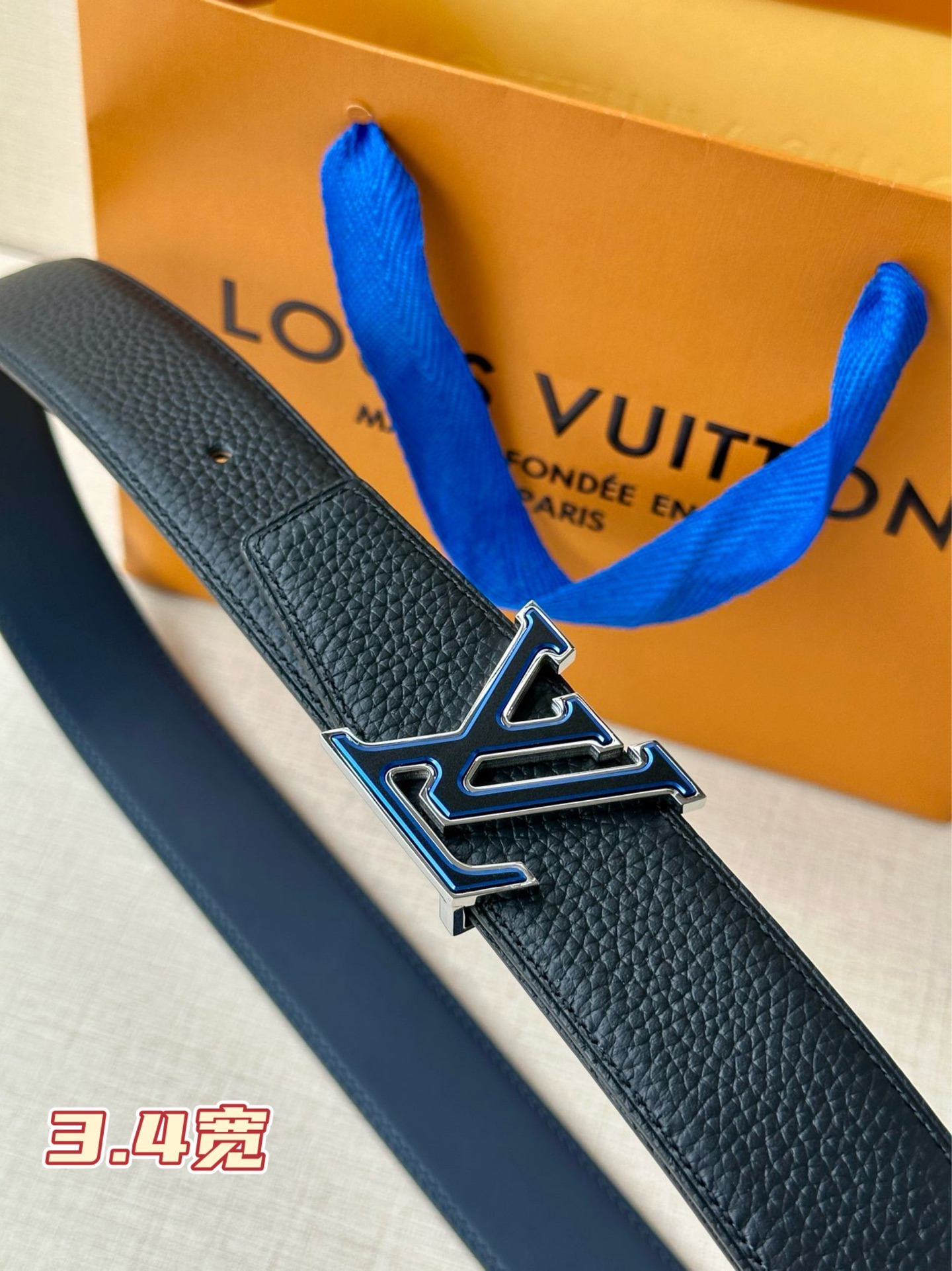  LV Heritage 双面腰带3.4宽 选取粒面皮革和纳帕皮革，新款 LV 搭扣。微弧形边缘和摩登形