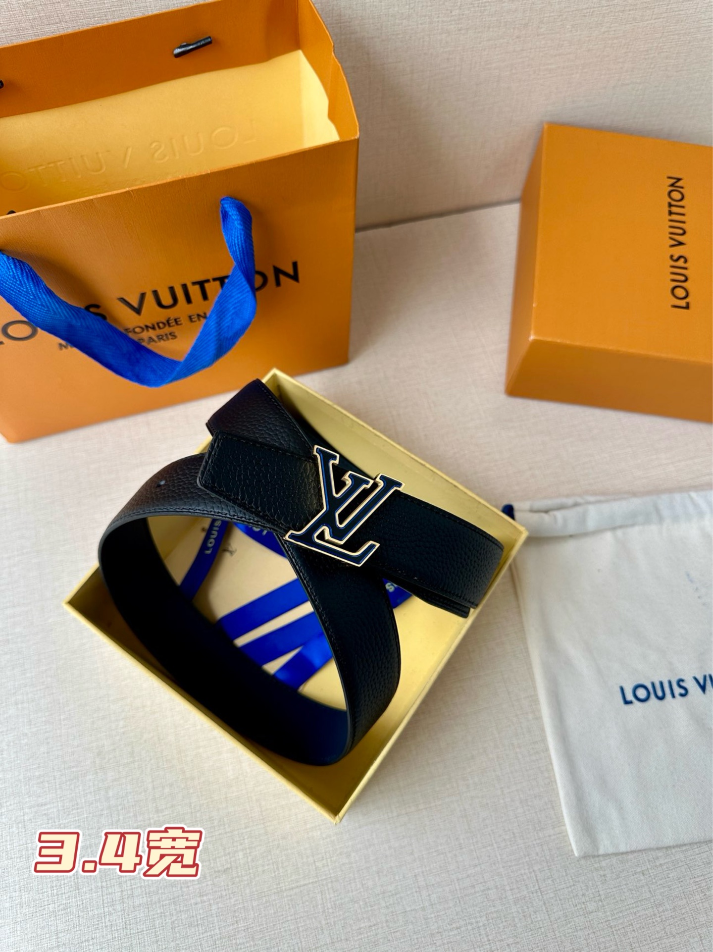  LV Heritage 双面腰带3.4宽 选取粒面皮革和纳帕皮革，新款 LV 搭扣。微弧形边缘和摩登形