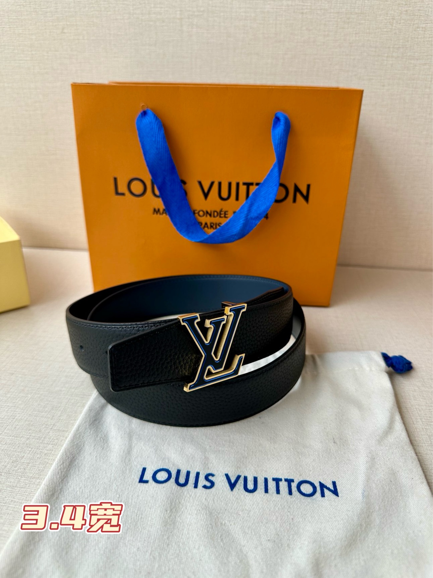  LV Heritage 双面腰带3.4宽 选取粒面皮革和纳帕皮革，新款 LV 搭扣。微弧形边缘和摩登形