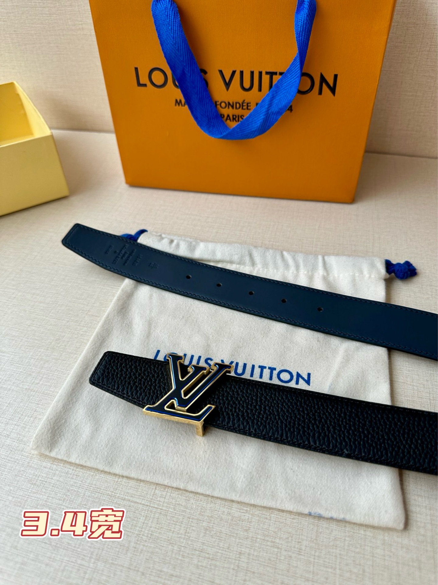  LV Heritage 双面腰带3.4宽 选取粒面皮革和纳帕皮革，新款 LV 搭扣。微弧形边缘和摩登形