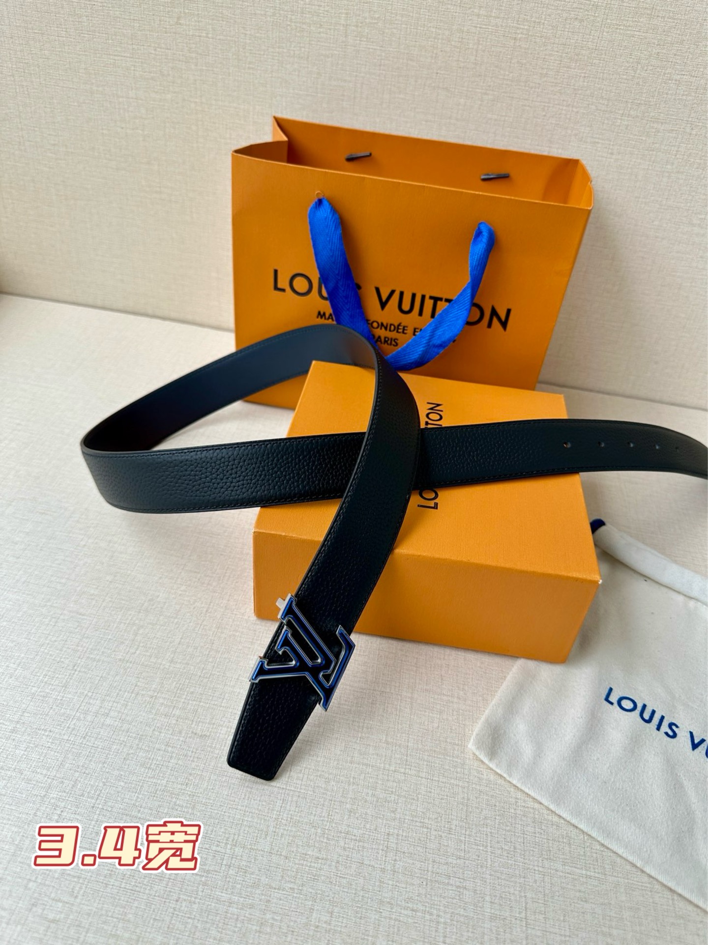  LV Heritage 双面腰带3.4宽 选取粒面皮革和纳帕皮革，新款 LV 搭扣。微弧形边缘和摩登形