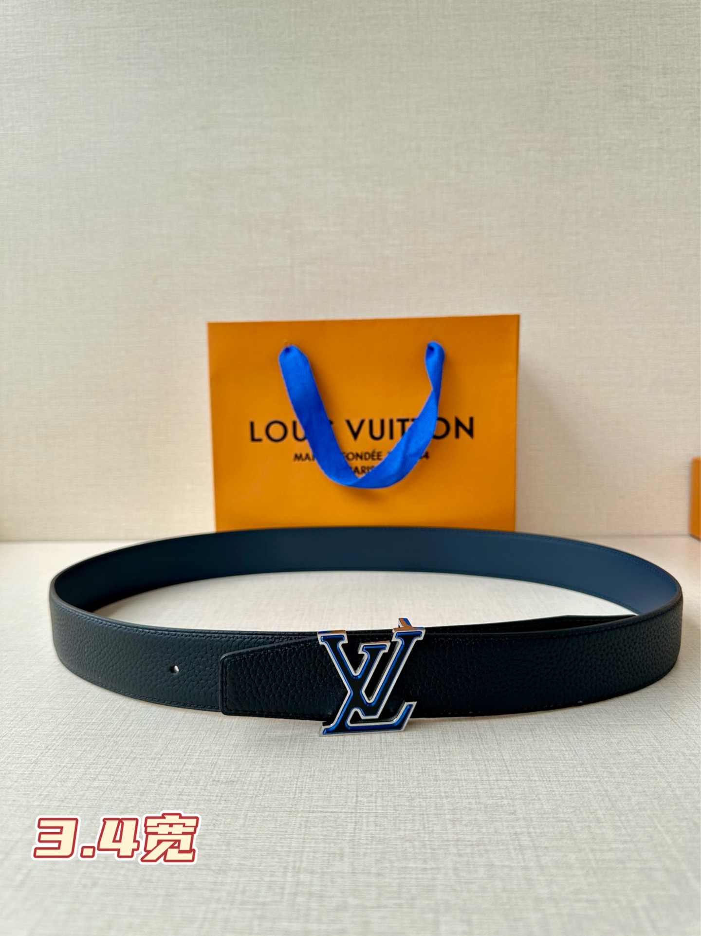  LV Heritage 双面腰带3.4宽 选取粒面皮革和纳帕皮革，新款 LV 搭扣。微弧形边缘和摩登形