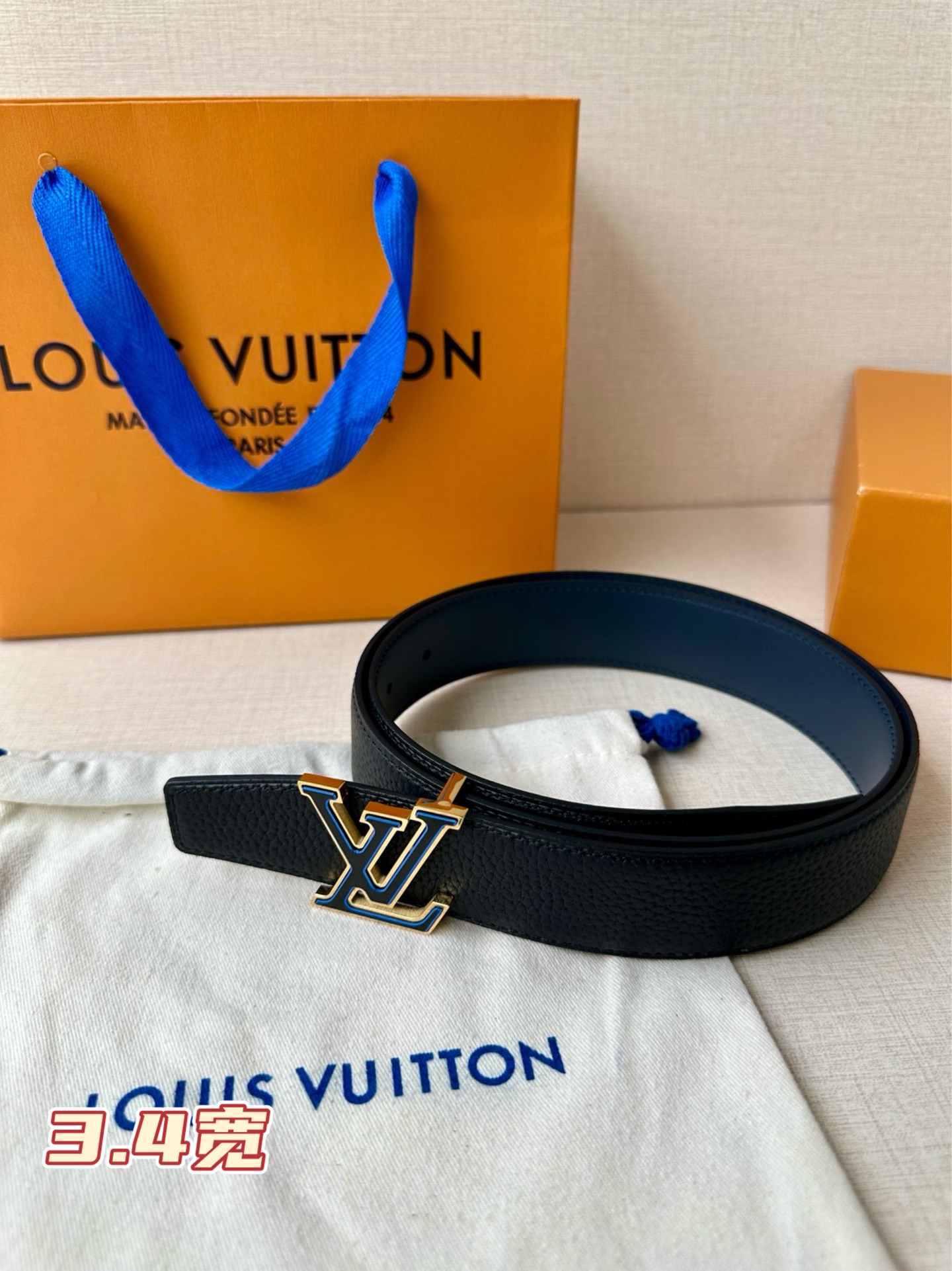  LV Heritage 双面腰带3.4宽 选取粒面皮革和纳帕皮革，新款 LV 搭扣。微弧形边缘和摩登形