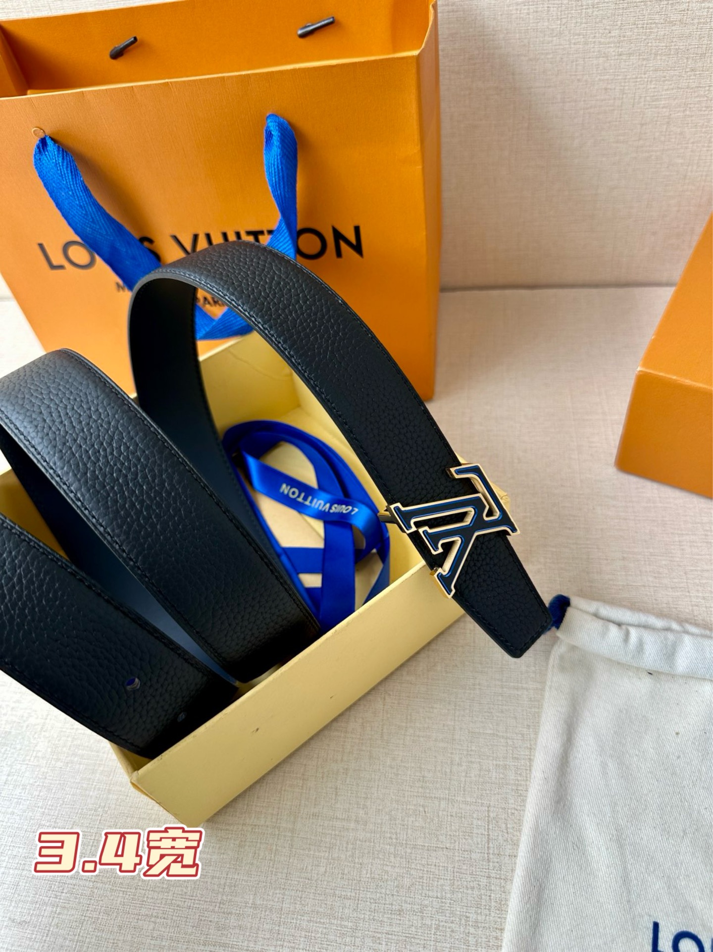  LV Heritage 双面腰带3.4宽 选取粒面皮革和纳帕皮革，新款 LV 搭扣。微弧形边缘和摩登形