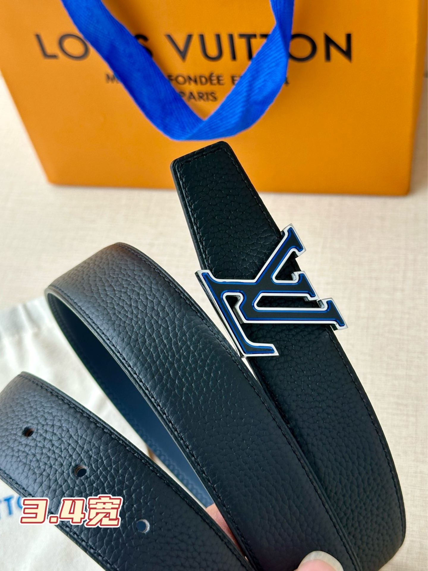  LV Heritage 双面腰带3.4宽 选取粒面皮革和纳帕皮革，新款 LV 搭扣。微弧形边缘和摩登形