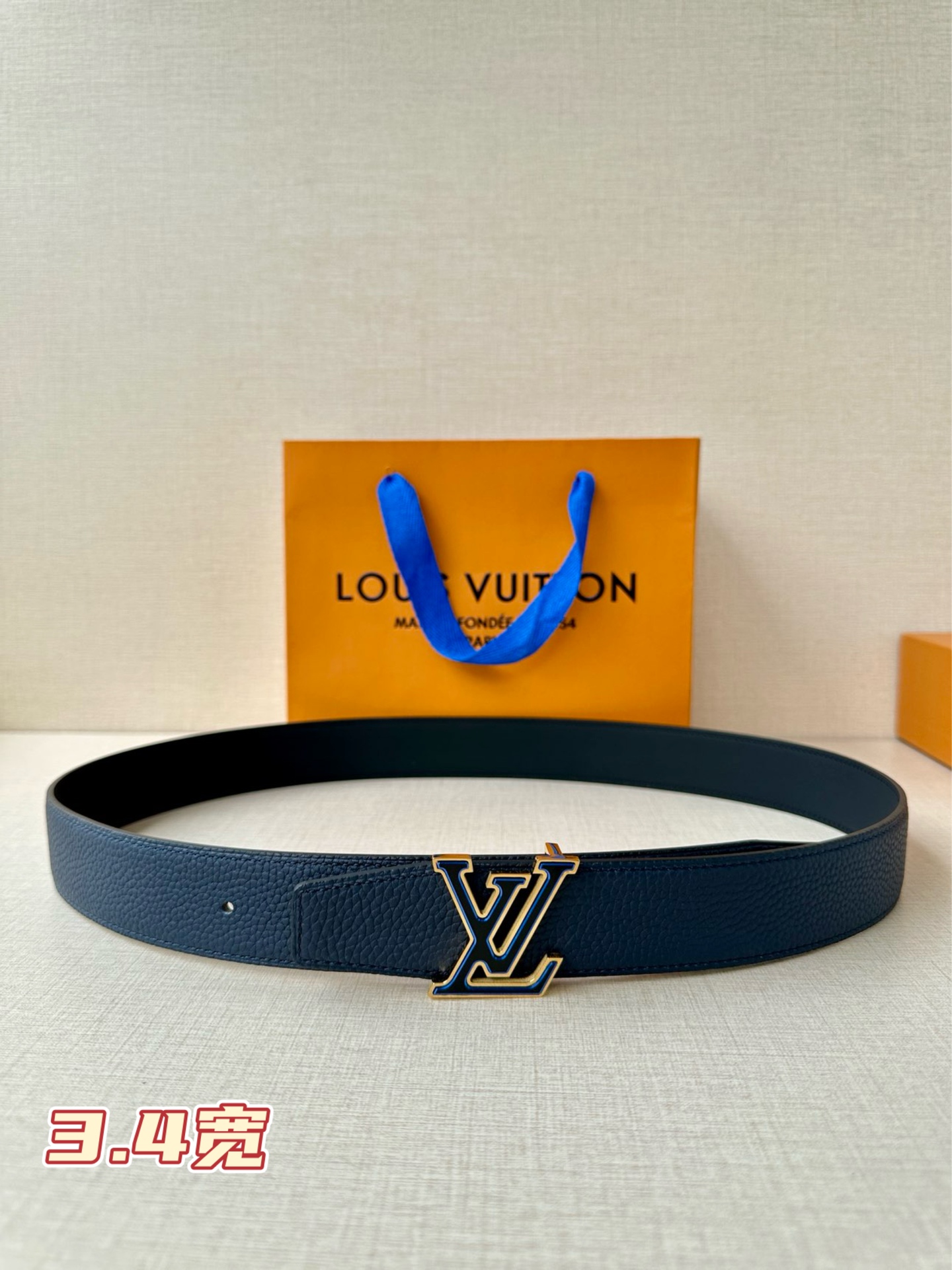  LV Heritage 双面腰带3.4宽 选取粒面皮革和纳帕皮革，新款 LV 搭扣。微弧形边缘和摩登形