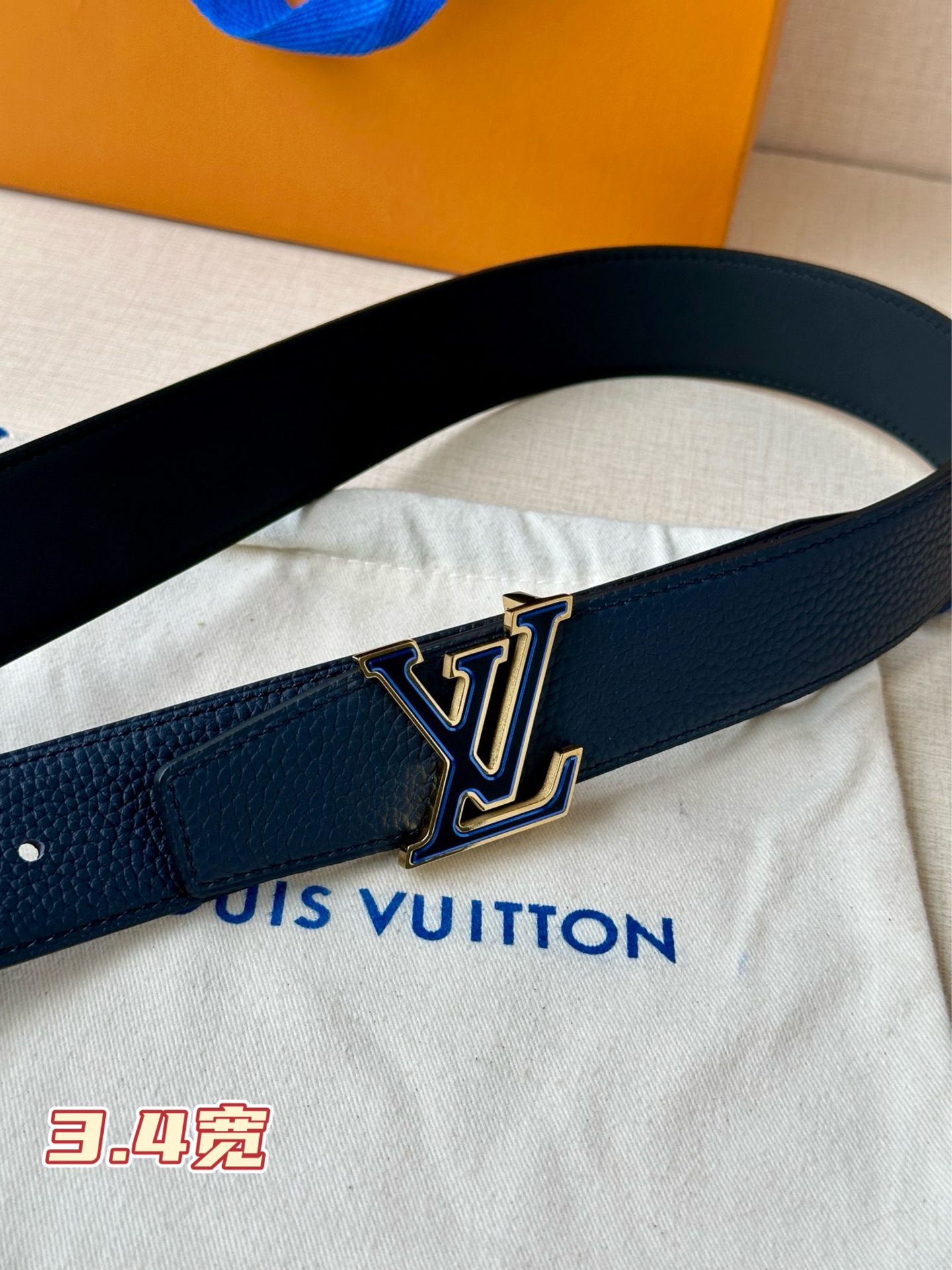  LV Heritage 双面腰带3.4宽 选取粒面皮革和纳帕皮革，新款 LV 搭扣。微弧形边缘和摩登形