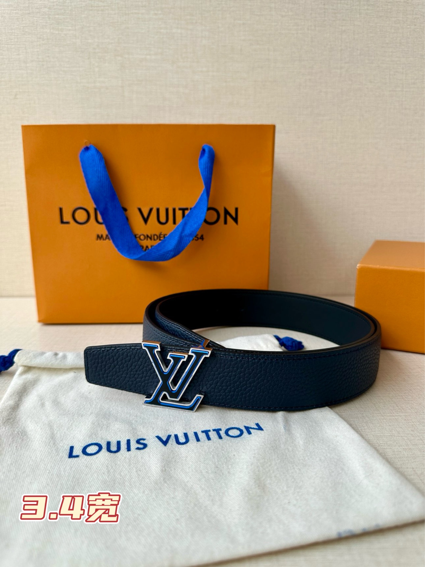 LV Heritage 双面腰带3.4宽 选取粒面皮革和纳帕皮革，新款 LV 搭扣。微弧形边缘和摩登形
