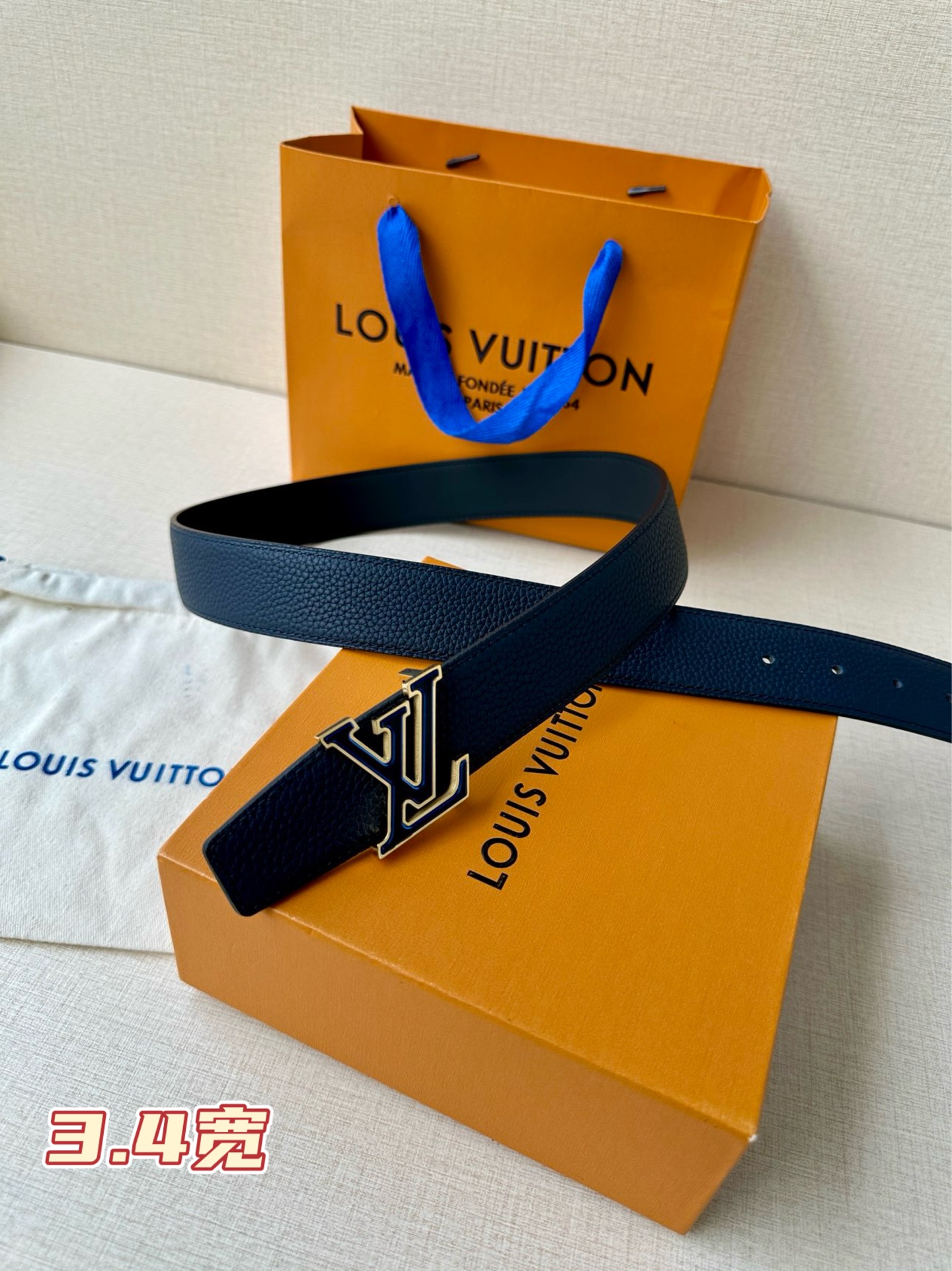  LV Heritage 双面腰带3.4宽 选取粒面皮革和纳帕皮革，新款 LV 搭扣。微弧形边缘和摩登形