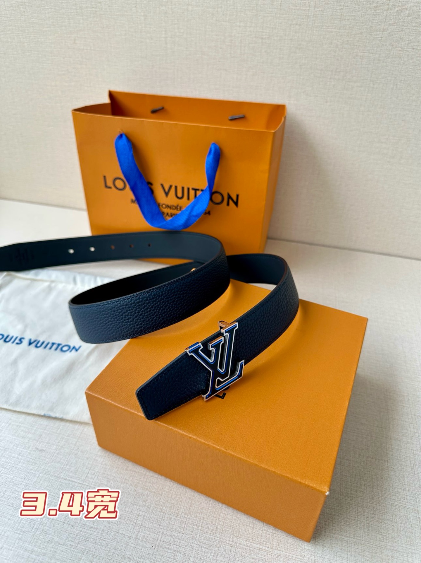  LV Heritage 双面腰带3.4宽 选取粒面皮革和纳帕皮革，新款 LV 搭扣。微弧形边缘和摩登形