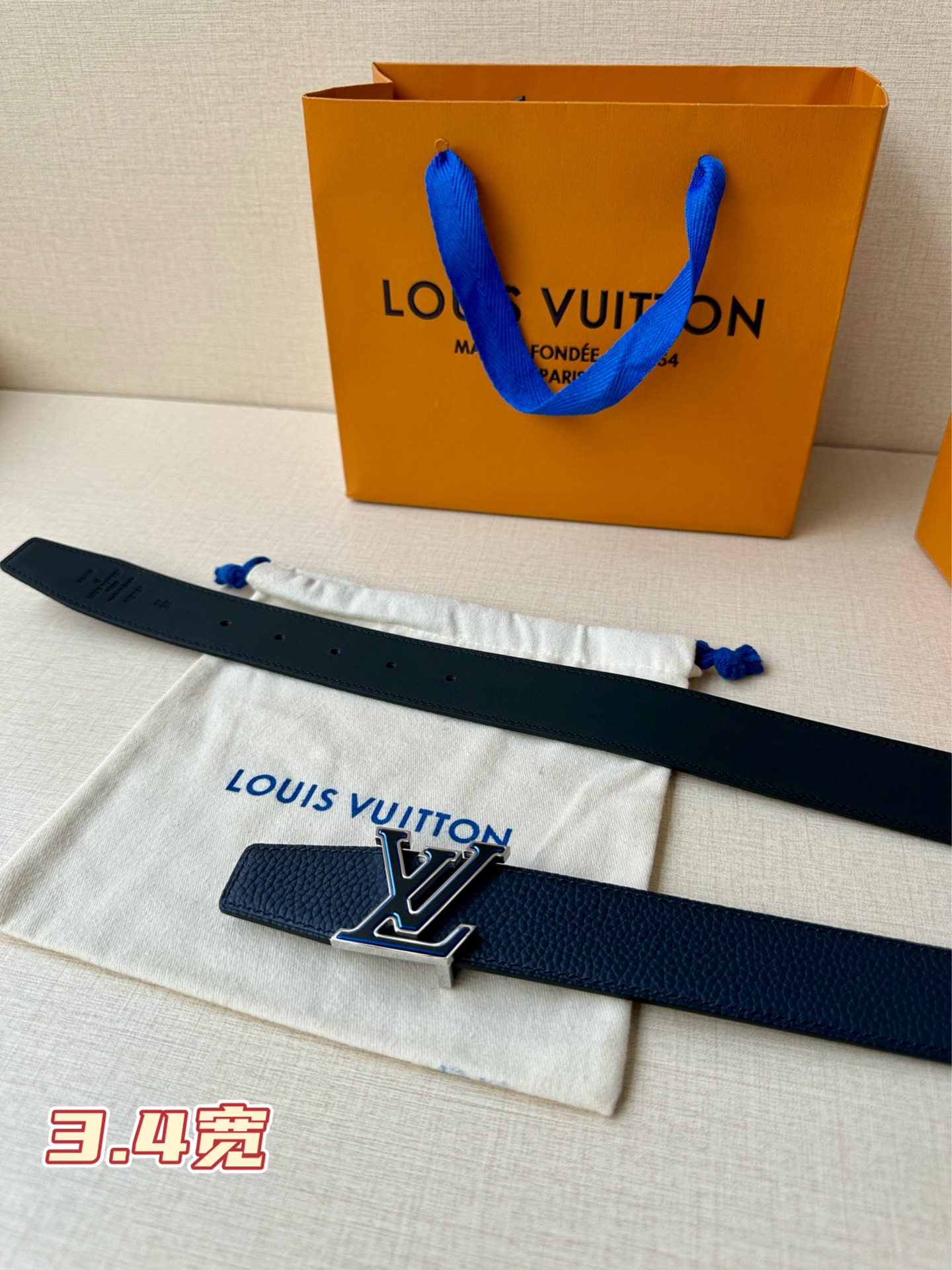 LV Heritage 双面腰带3.4宽 选取粒面皮革和纳帕皮革，新款 LV 搭扣。微弧形边缘和摩登形