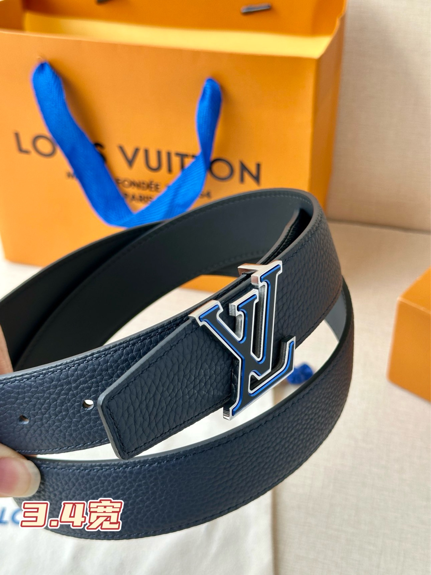  LV Heritage 双面腰带3.4宽 选取粒面皮革和纳帕皮革，新款 LV 搭扣。微弧形边缘和摩登形