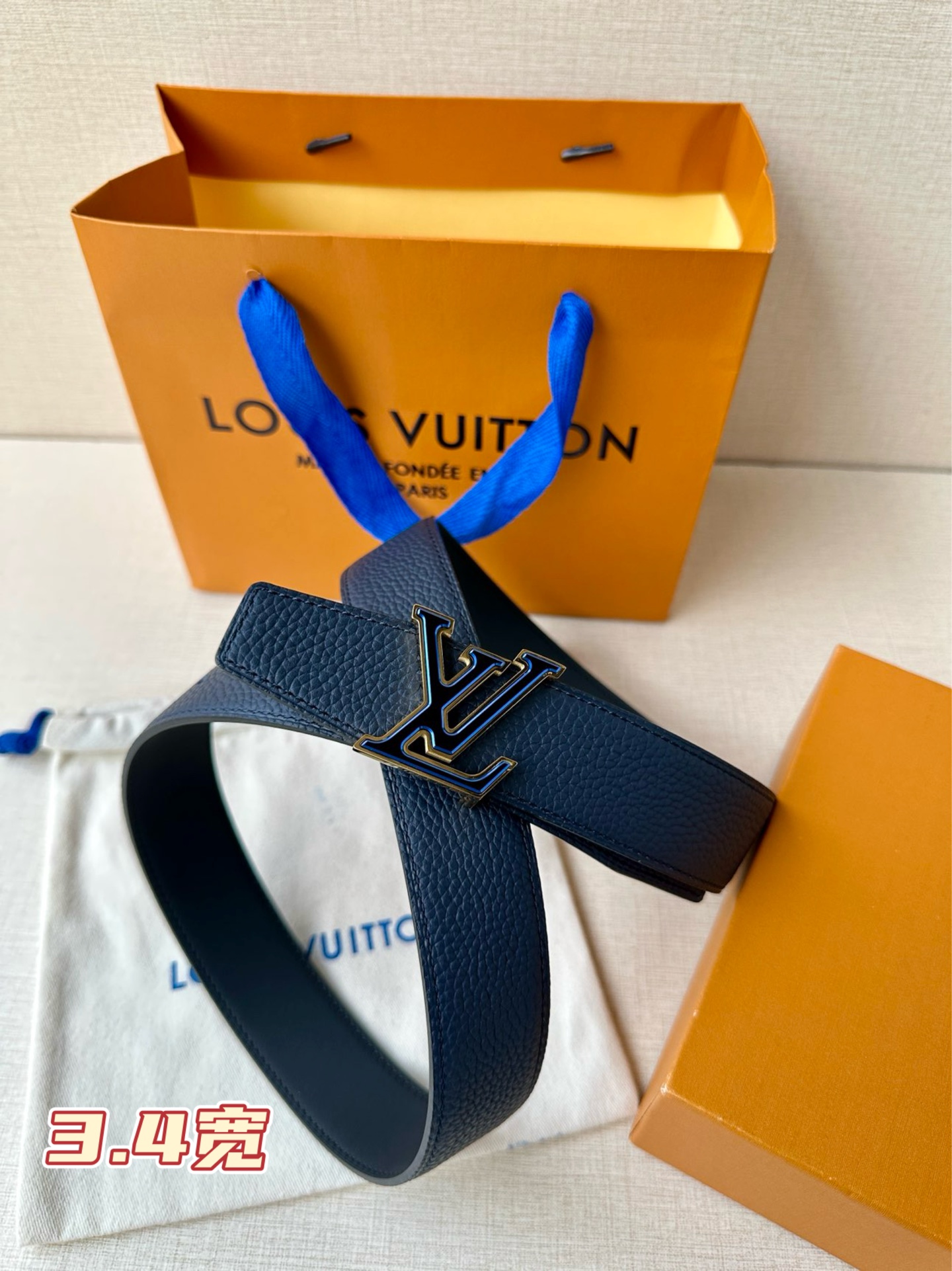 LV Heritage 双面腰带3.4宽 选取粒面皮革和纳帕皮革，新款 LV 搭扣。微弧形边缘和摩登形
