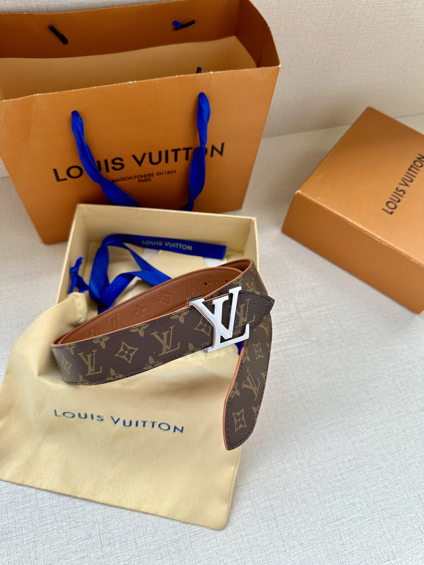  3.0宽 LV Flowergram 双面腰带选用 Monogram 帆布和 Monogram 压纹皮