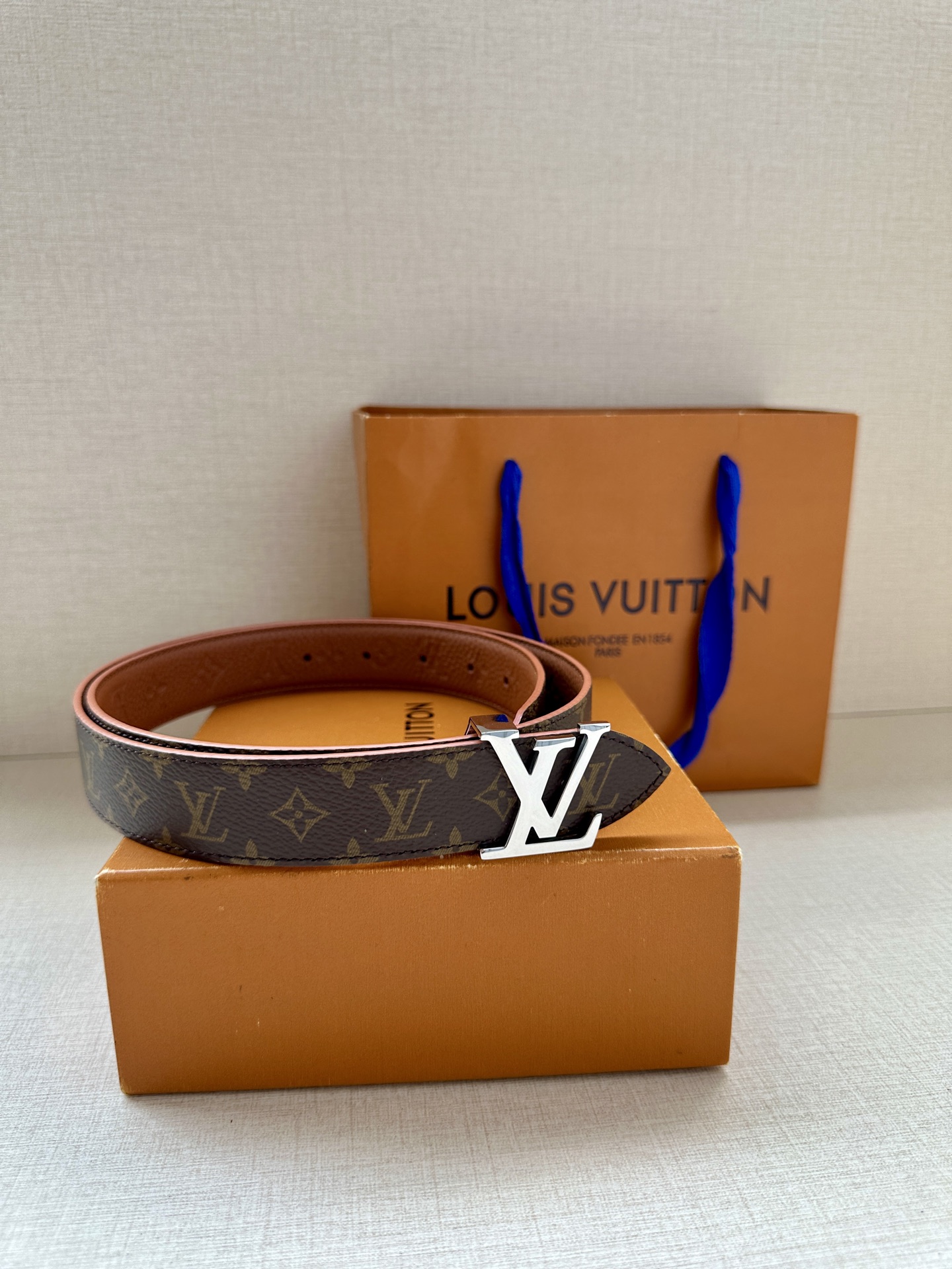  3.0宽 LV Flowergram 双面腰带选用 Monogram 帆布和 Monogram 压纹皮