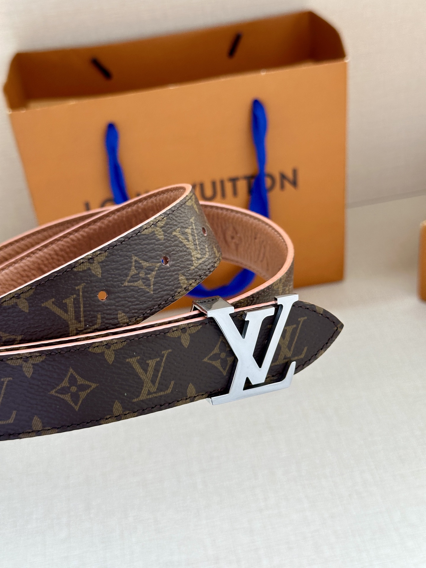  3.0宽 LV Flowergram 双面腰带选用 Monogram 帆布和 Monogram 压纹皮