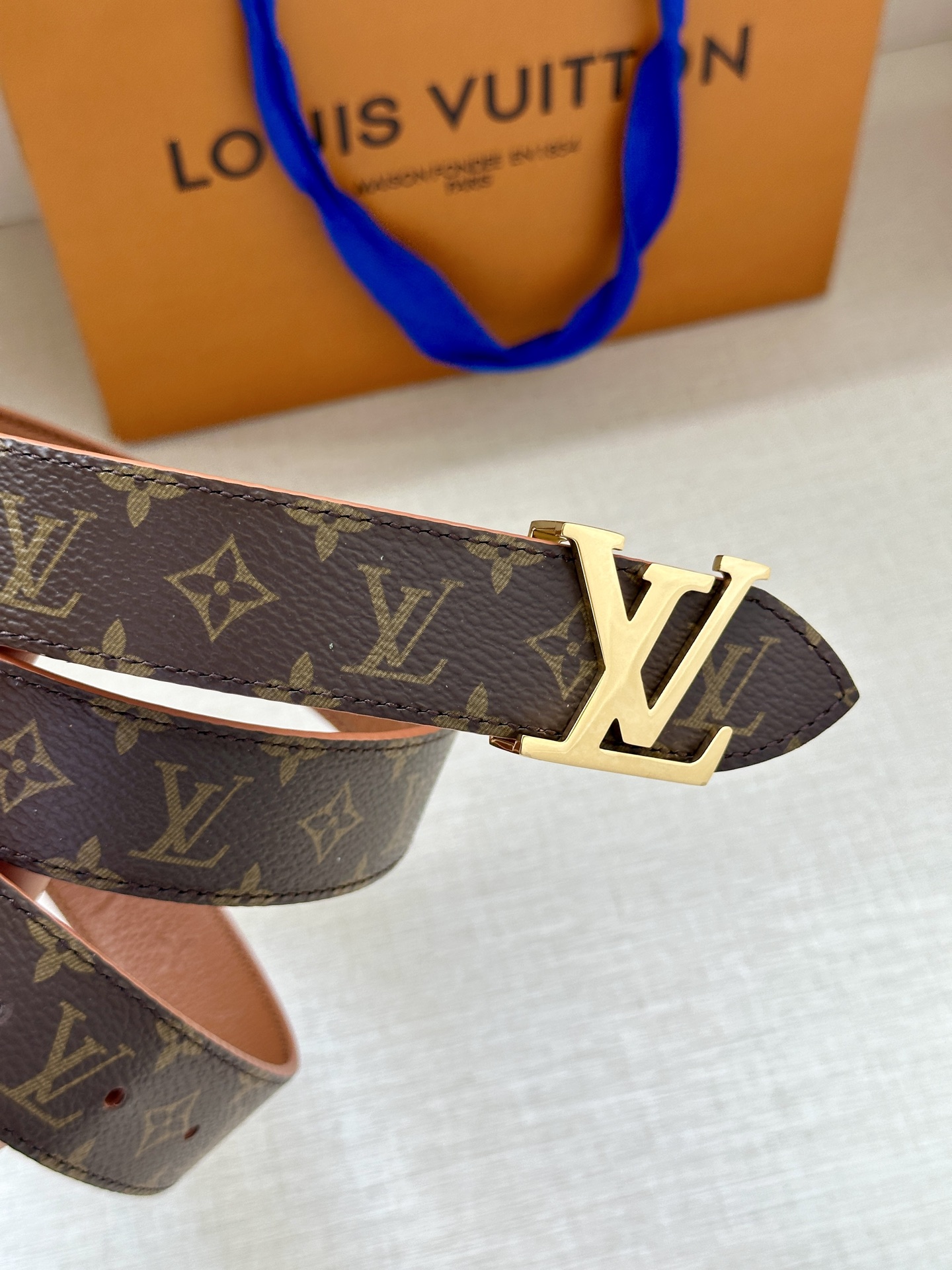  3.0宽 LV Flowergram 双面腰带选用 Monogram 帆布和 Monogram 压纹皮